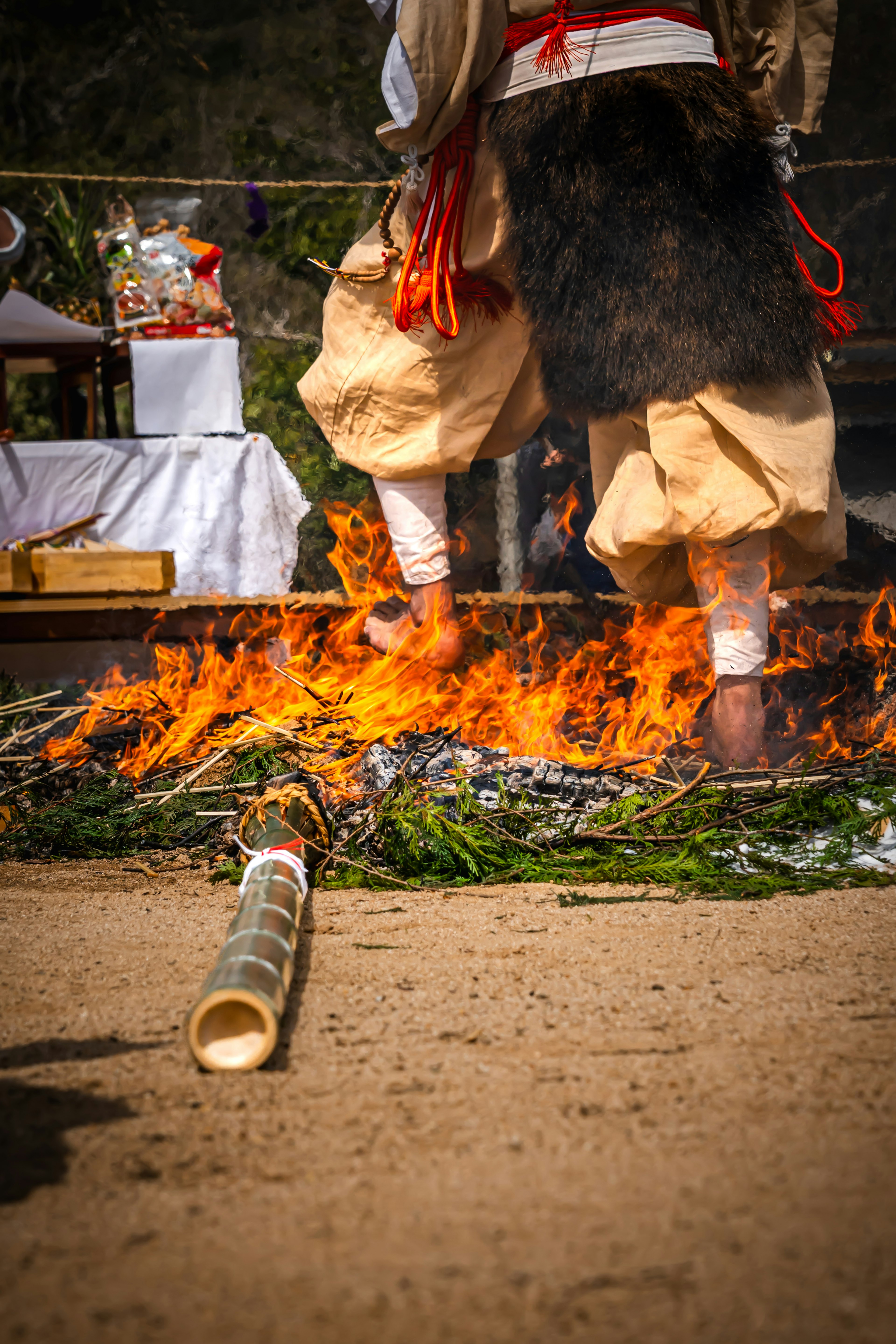 Bild eines Teilnehmers, der während eines traditionellen Rituals über Feuer geht