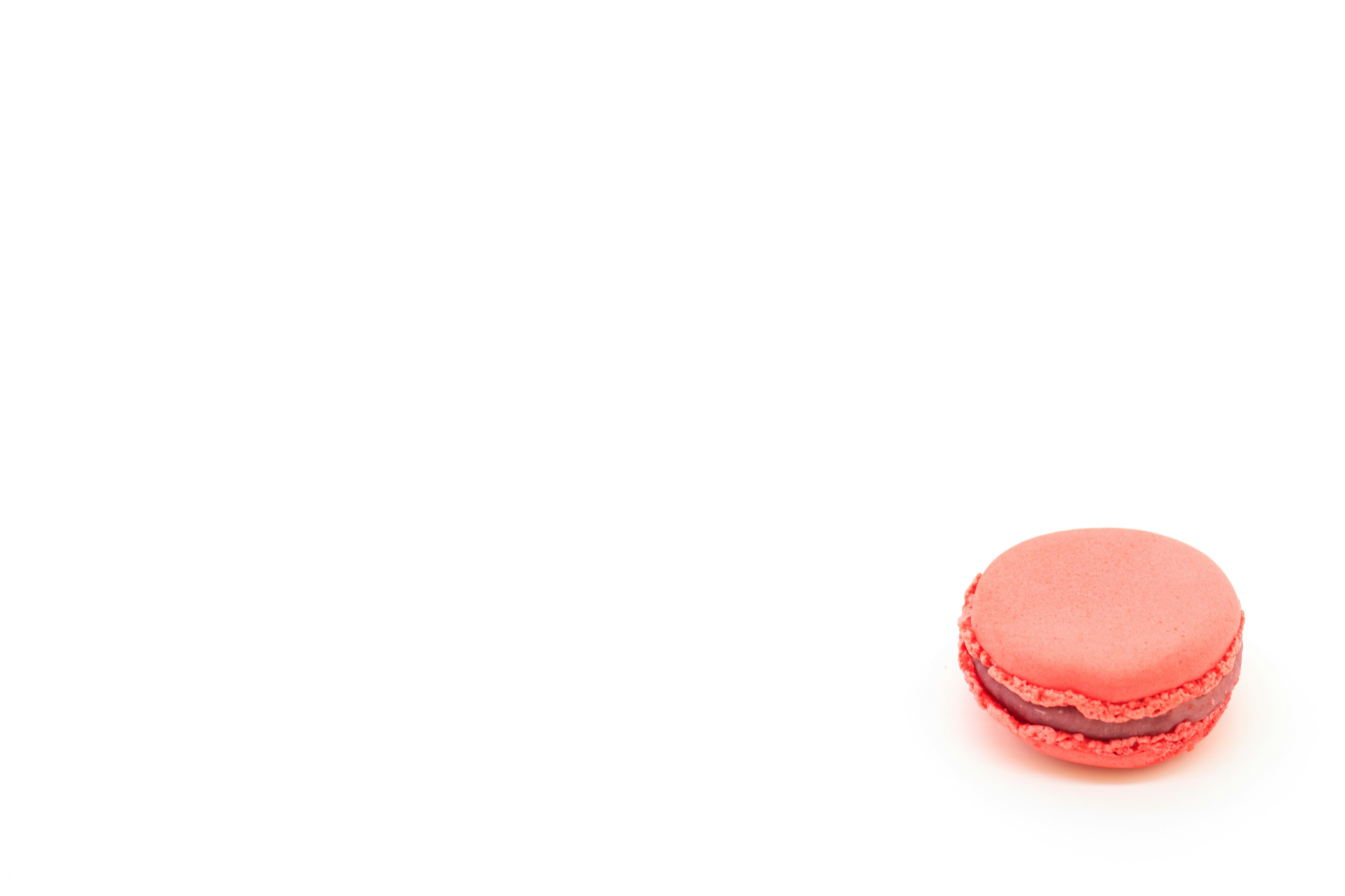 Ein rotes Macaron auf einem weißen Hintergrund