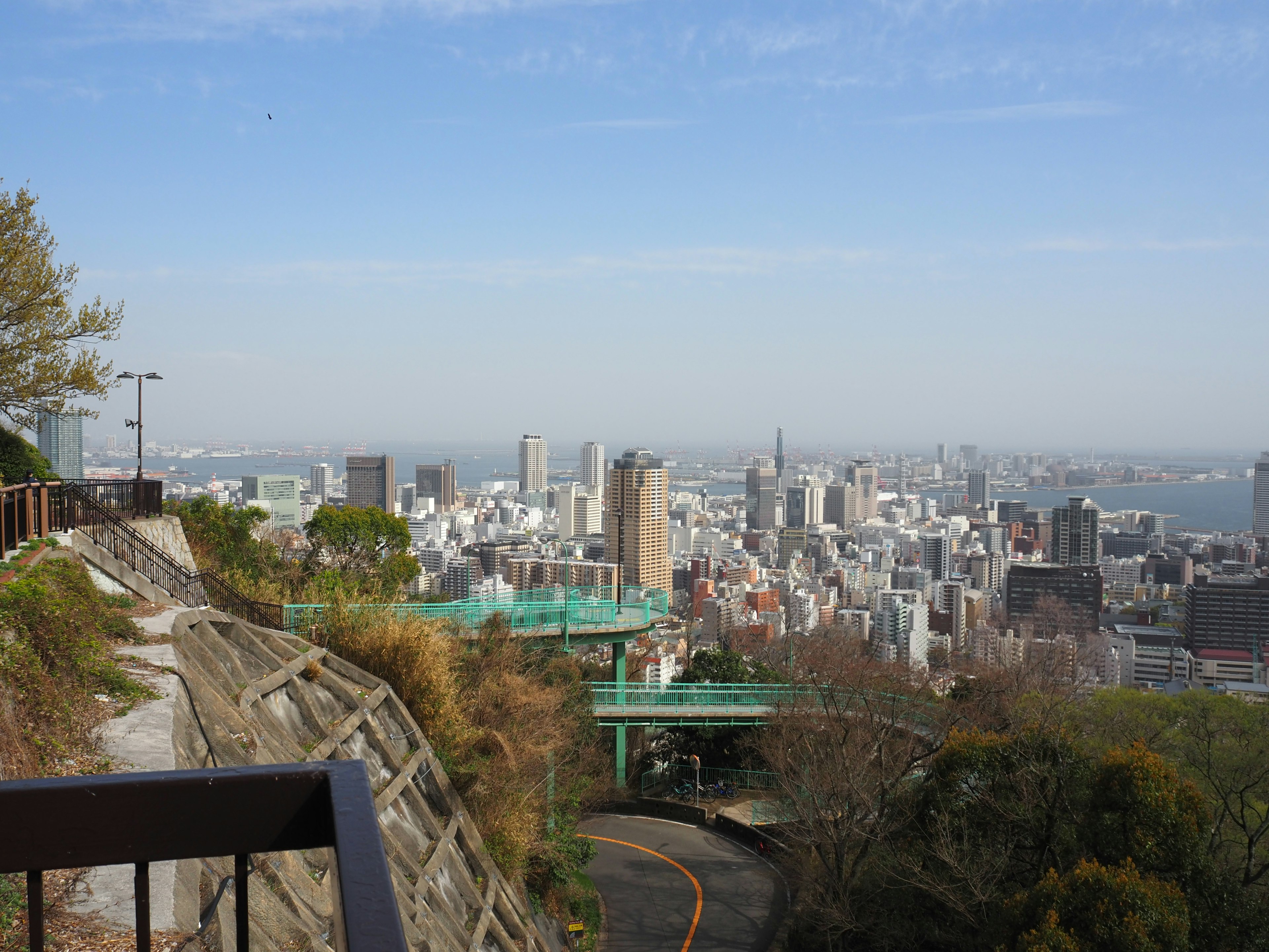 Vue de la ville depuis une montagne avec un ciel bleu