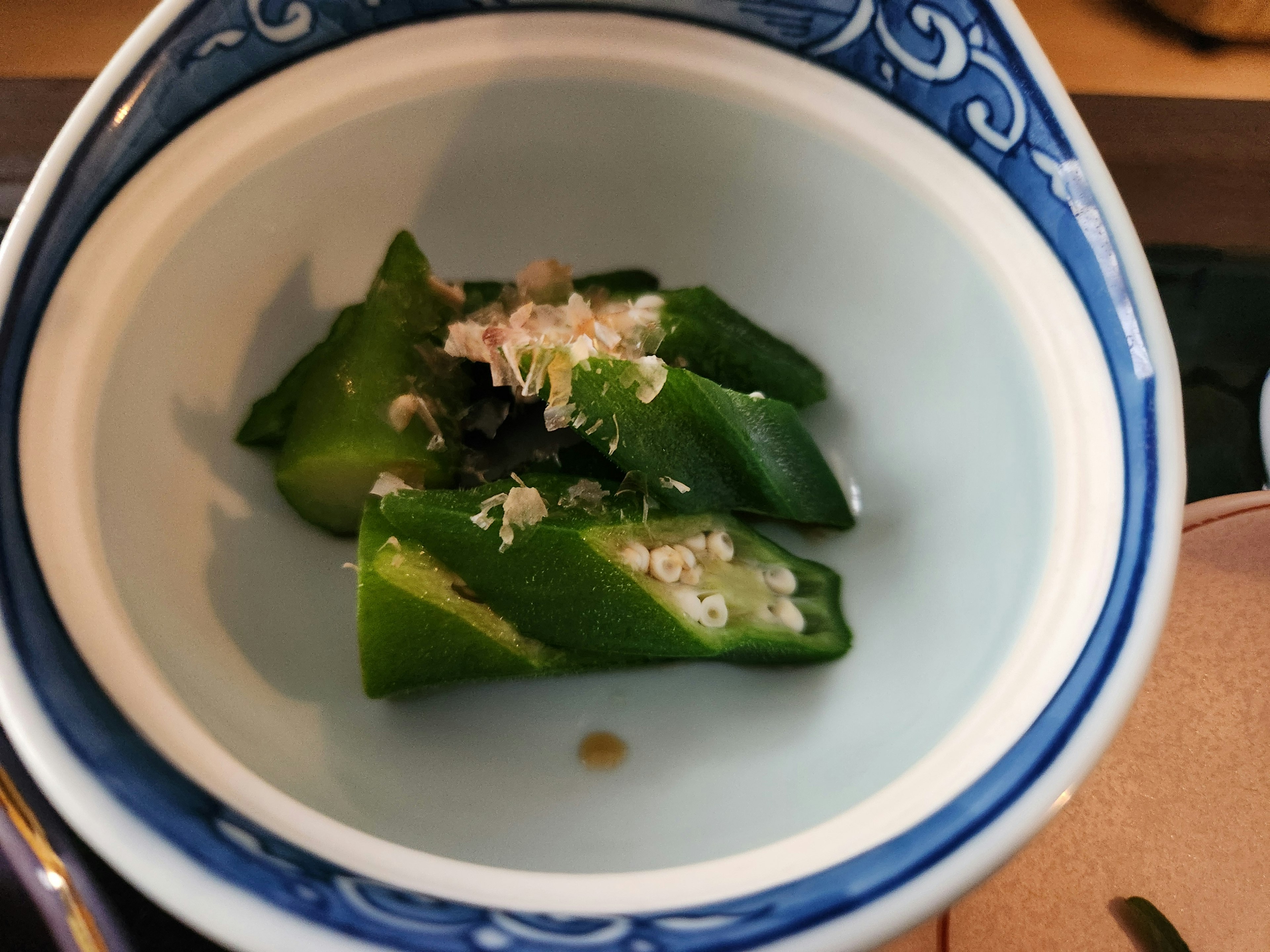 Plato de pimientos verdes adornado con pequeños ingredientes