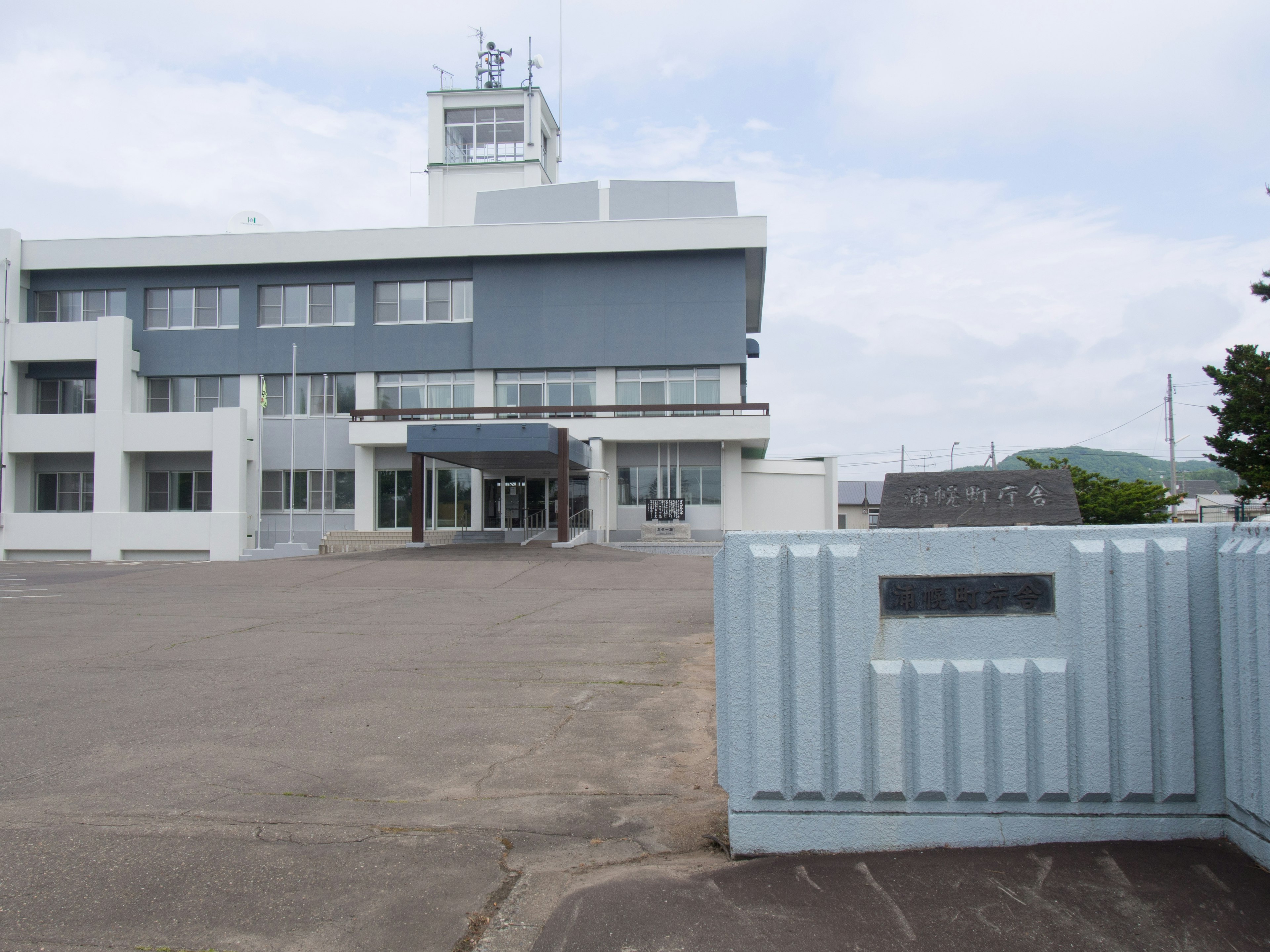 Airport building with a blue gate in the foreground