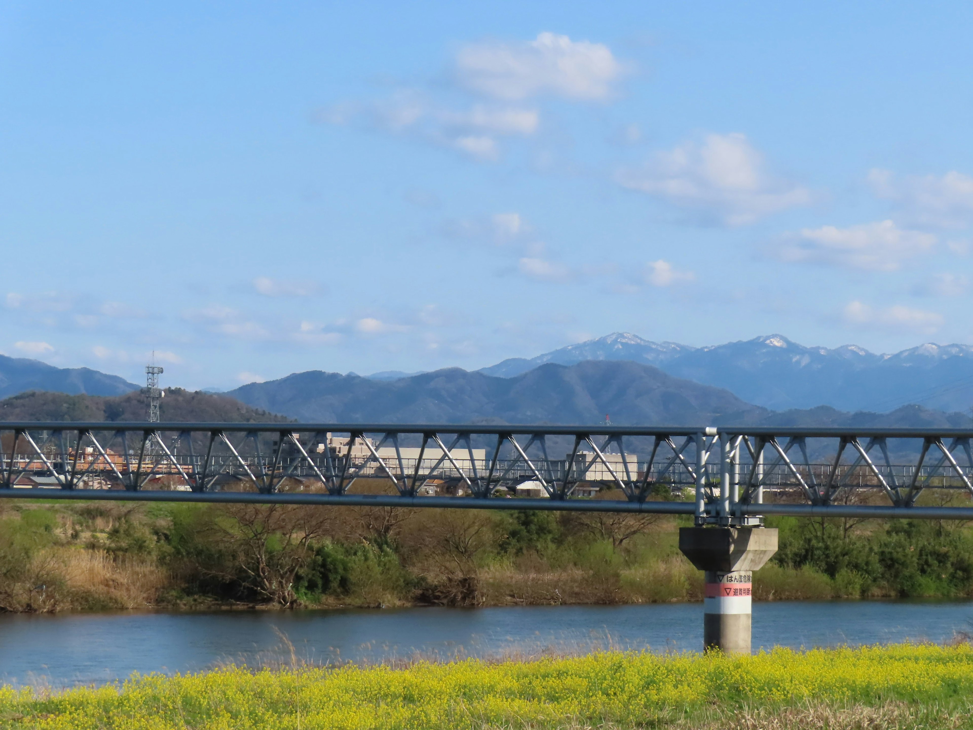 河上鋼橋背景是藍天和山脈