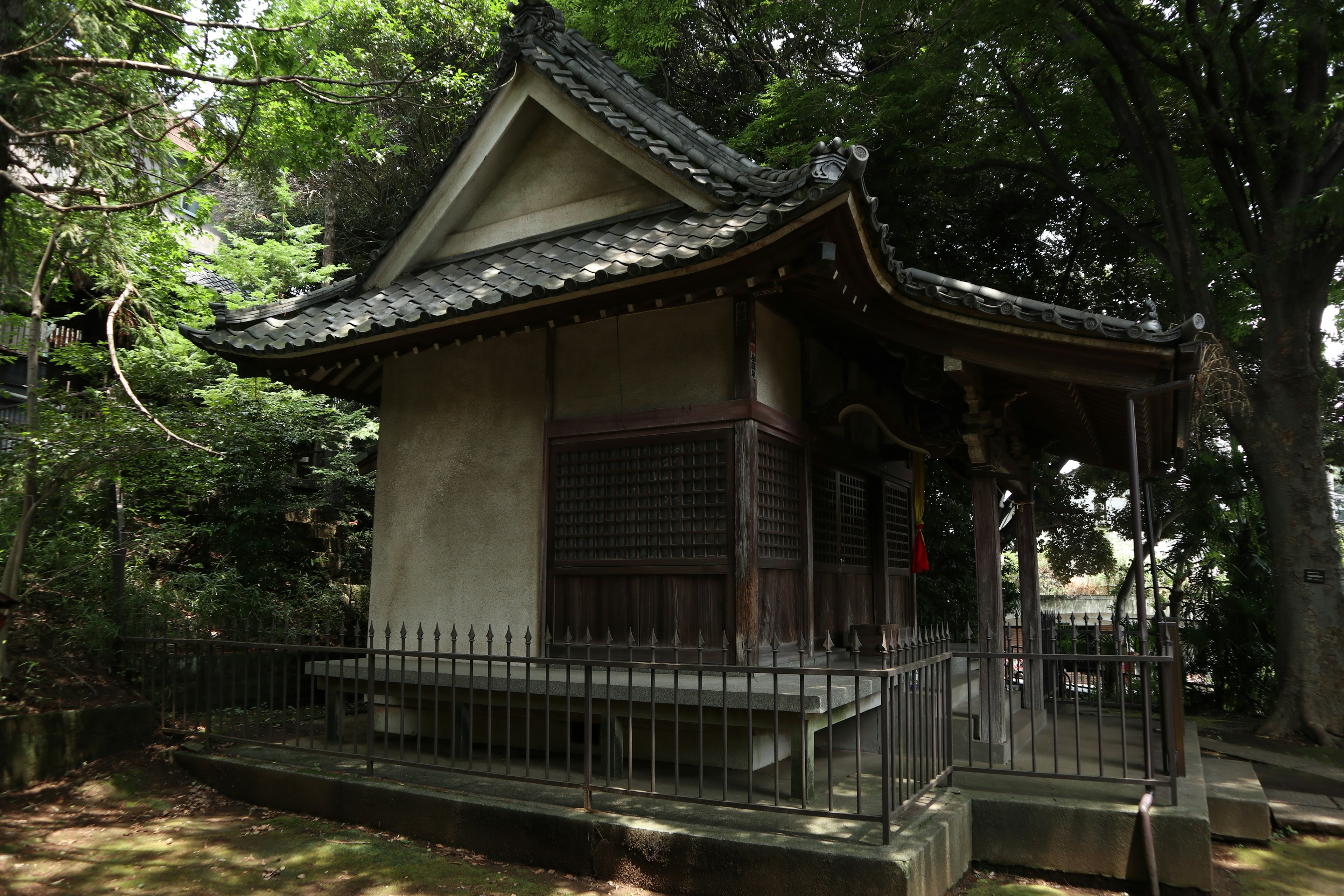 Edificio japonés tradicional rodeado de vegetación