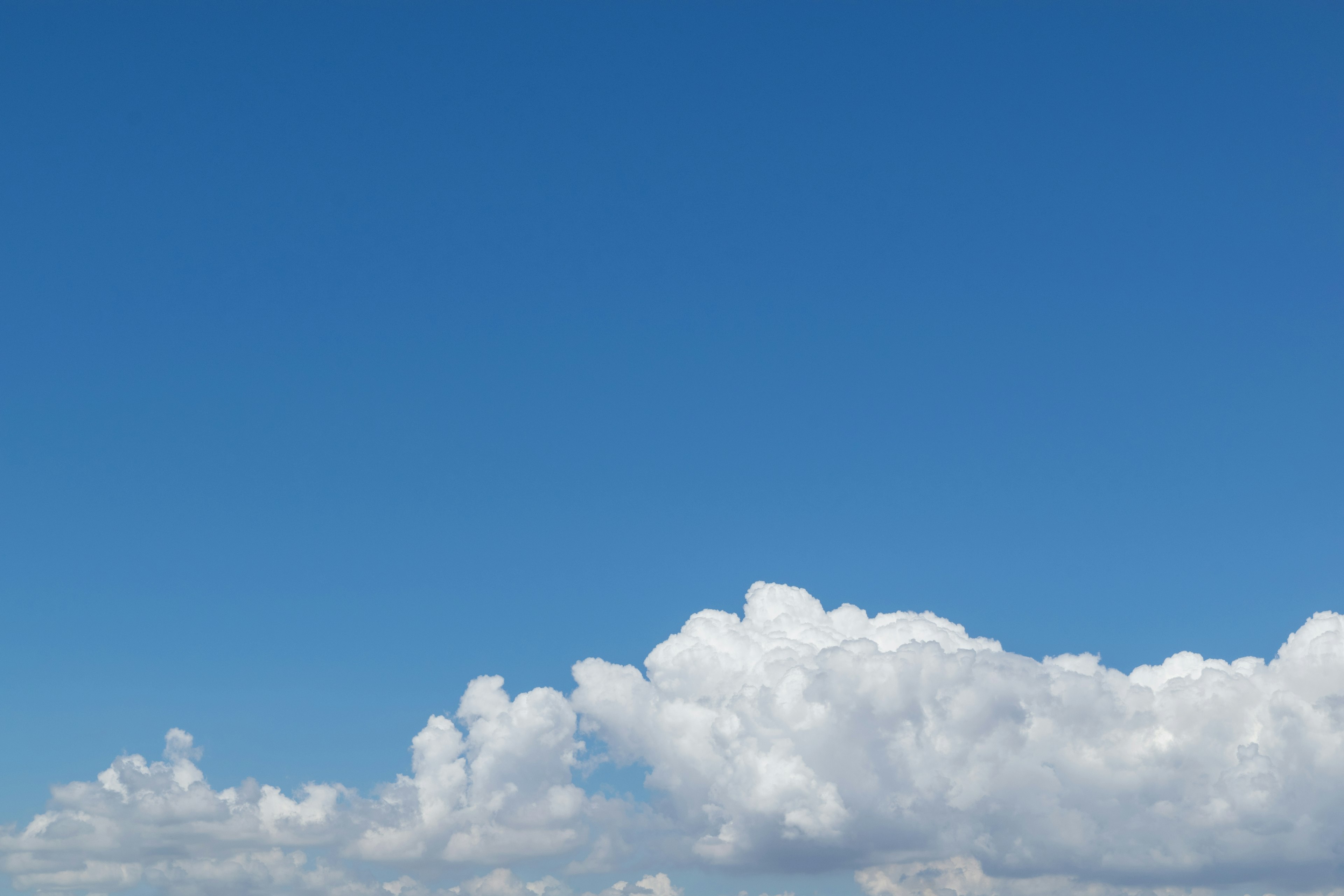 Langit biru cerah dengan awan putih berbulu