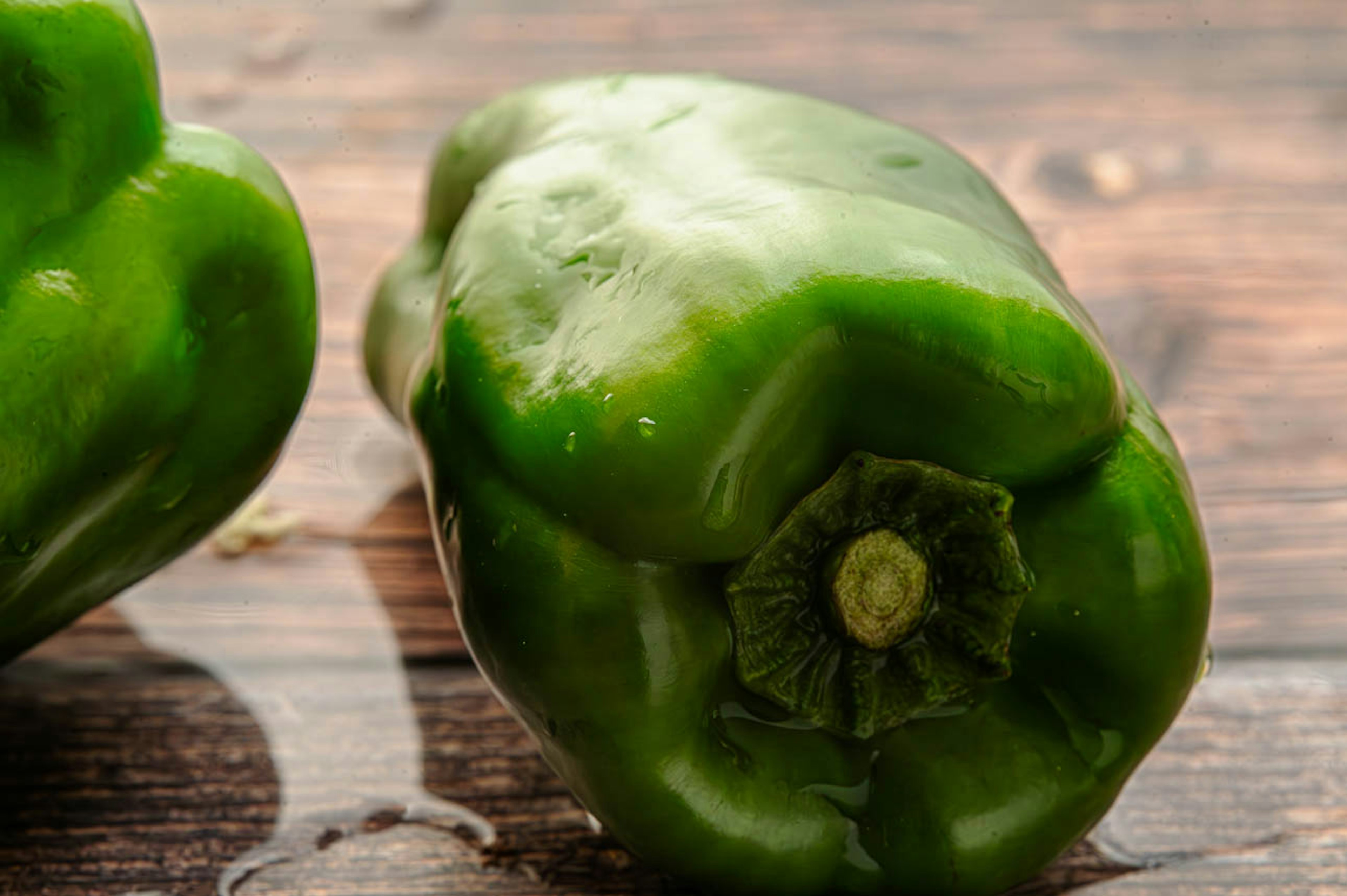 Frische grüne Paprika auf einem Holztisch