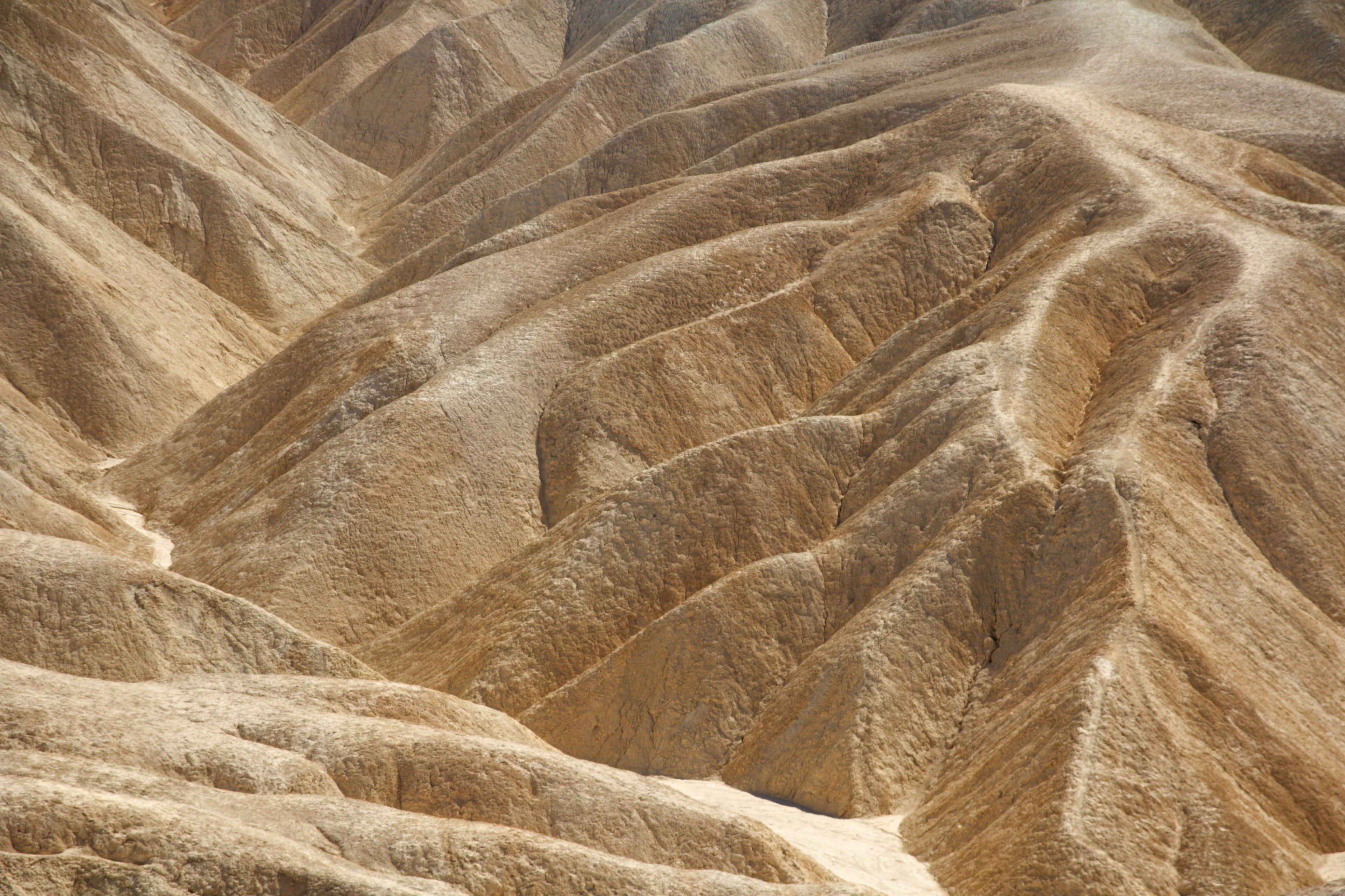 Trockenes bergiges Terrain mit wellenförmigen Sandhügeln