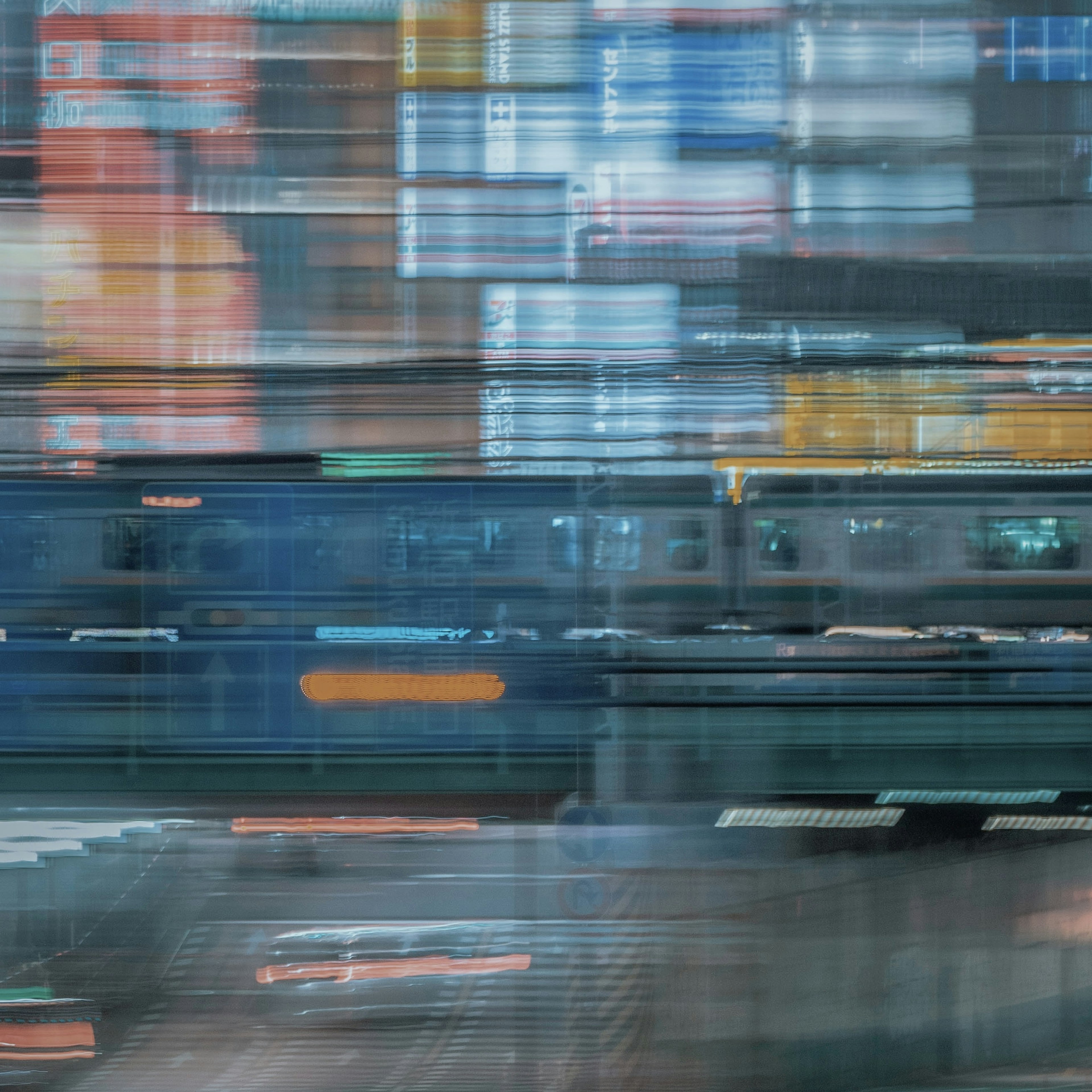 Train en mouvement avec des flux de lumière colorés