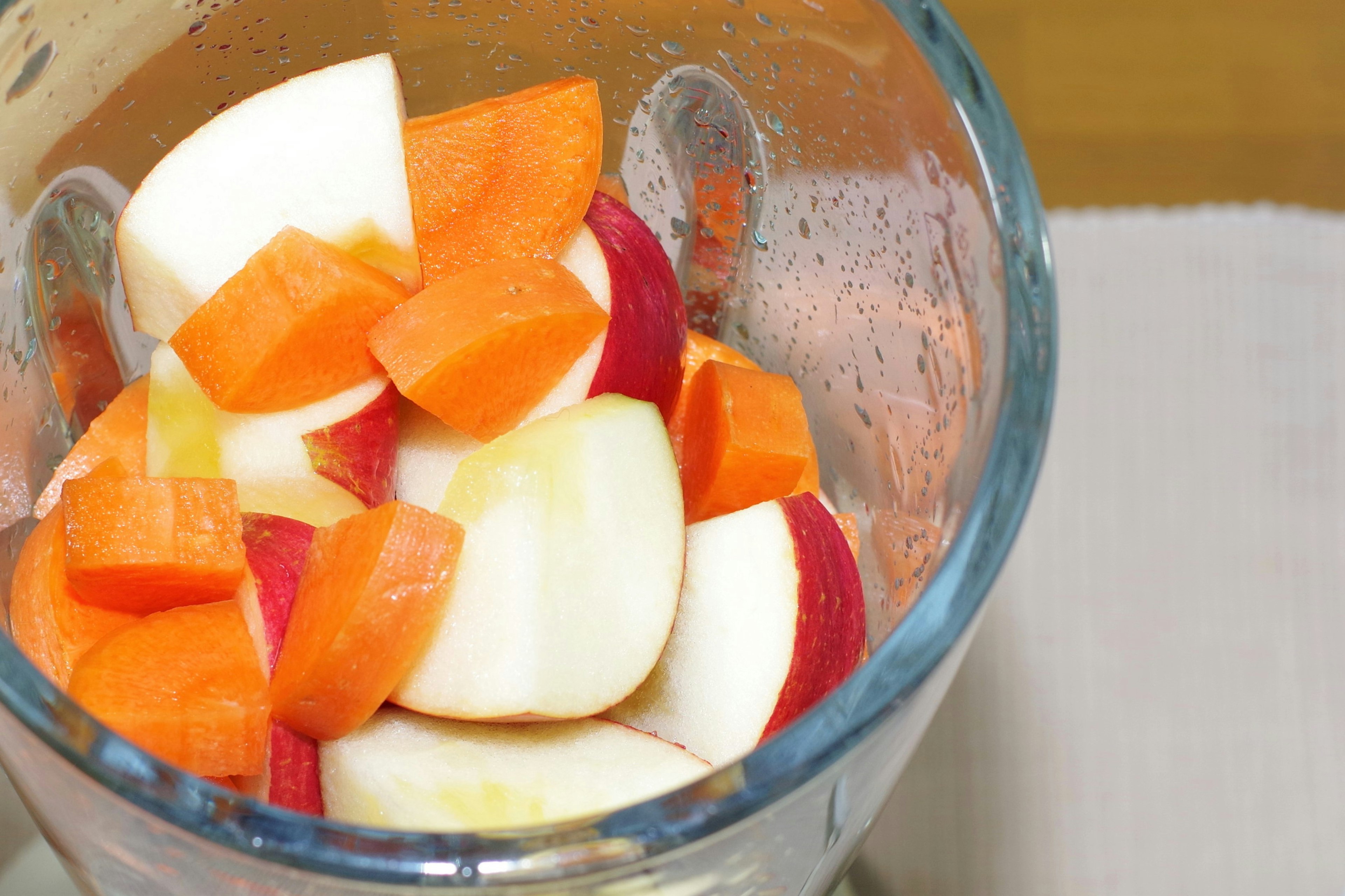 Frutas y verduras coloridas picadas en una licuadora