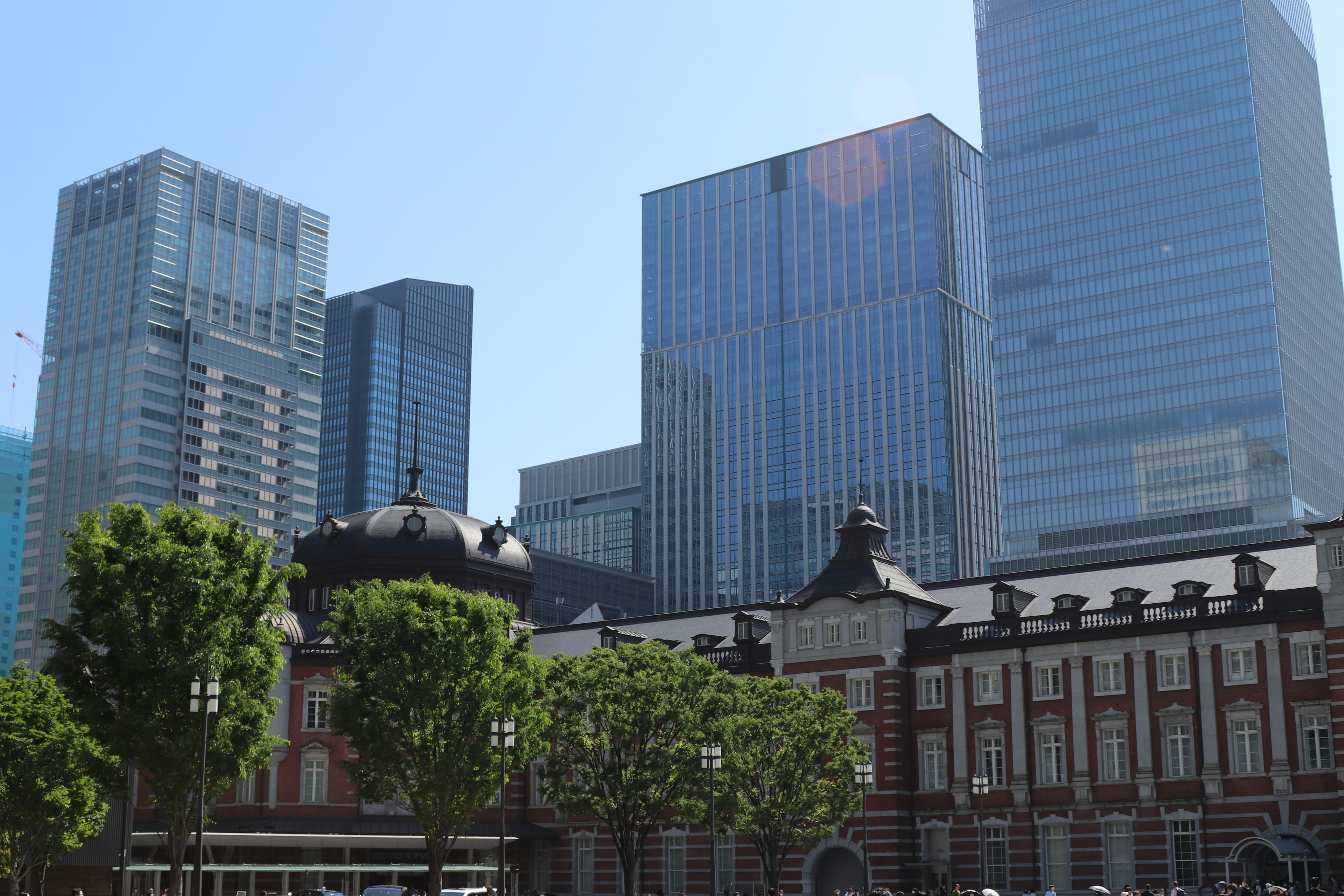 展示東京車站與現代摩天大樓對比的圖像