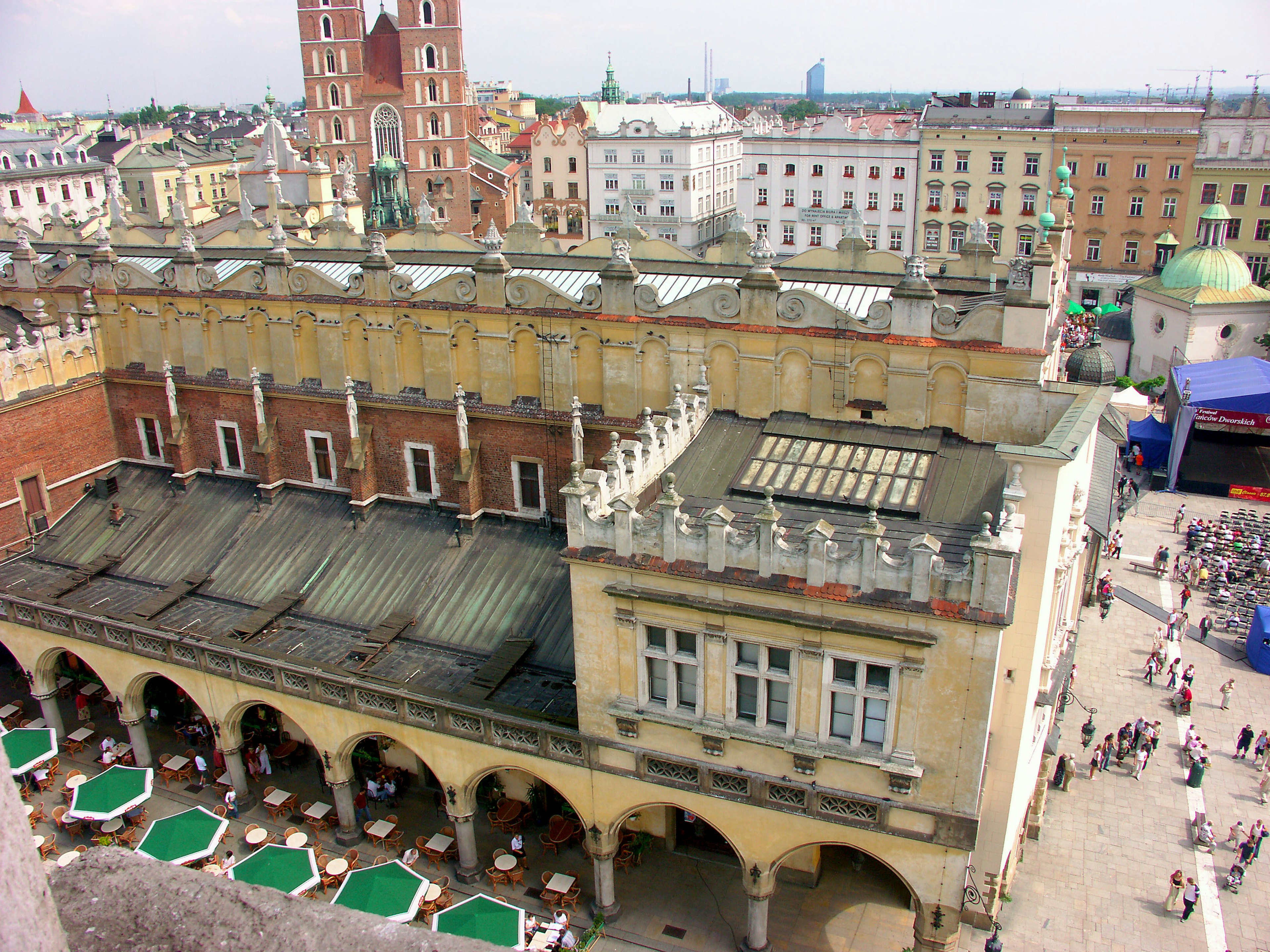 Vue aérienne d'un bâtiment historique sur la place du marché de Cracovie