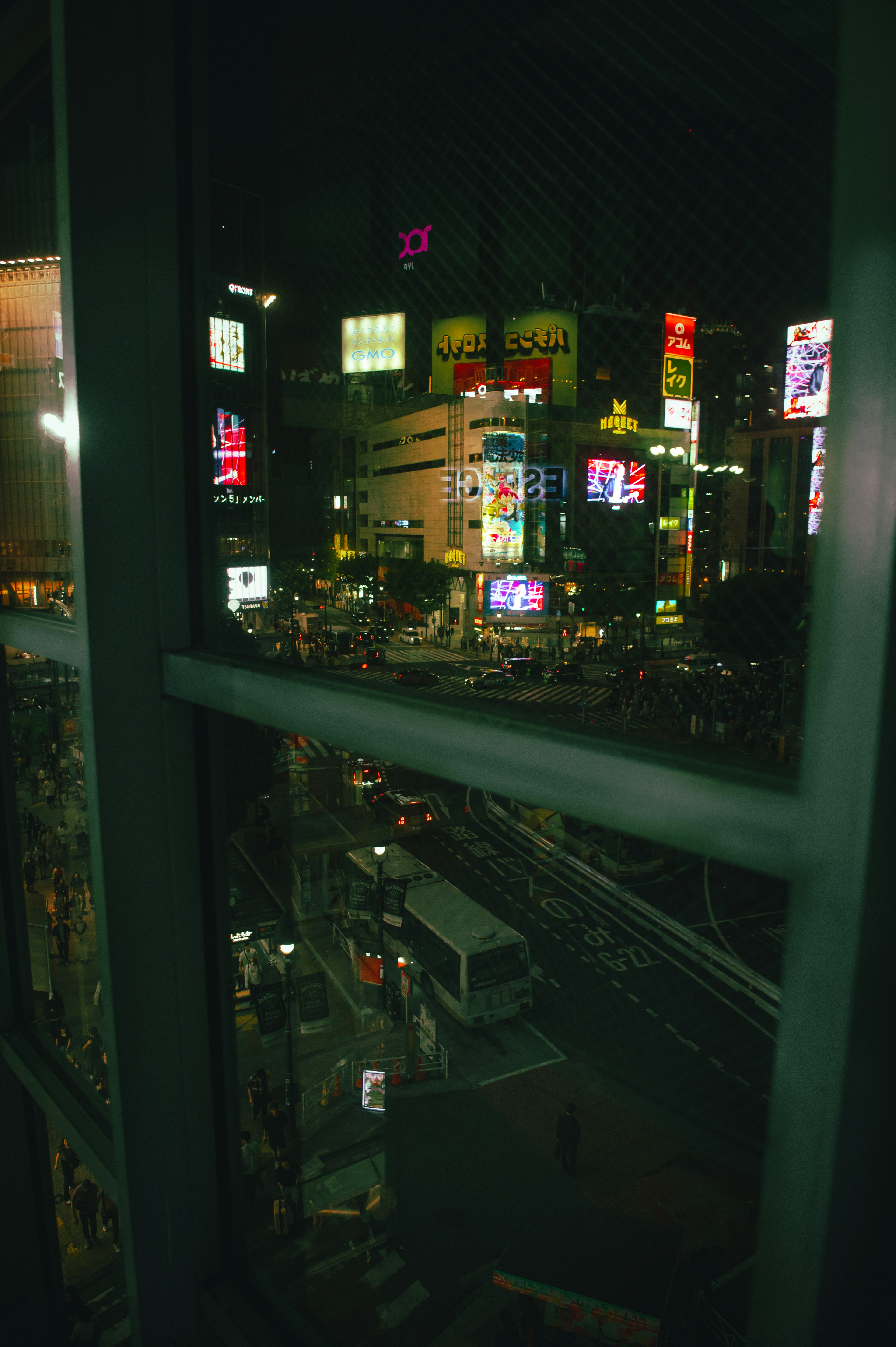 Vista nocturna de Shibuya con letreros de neón