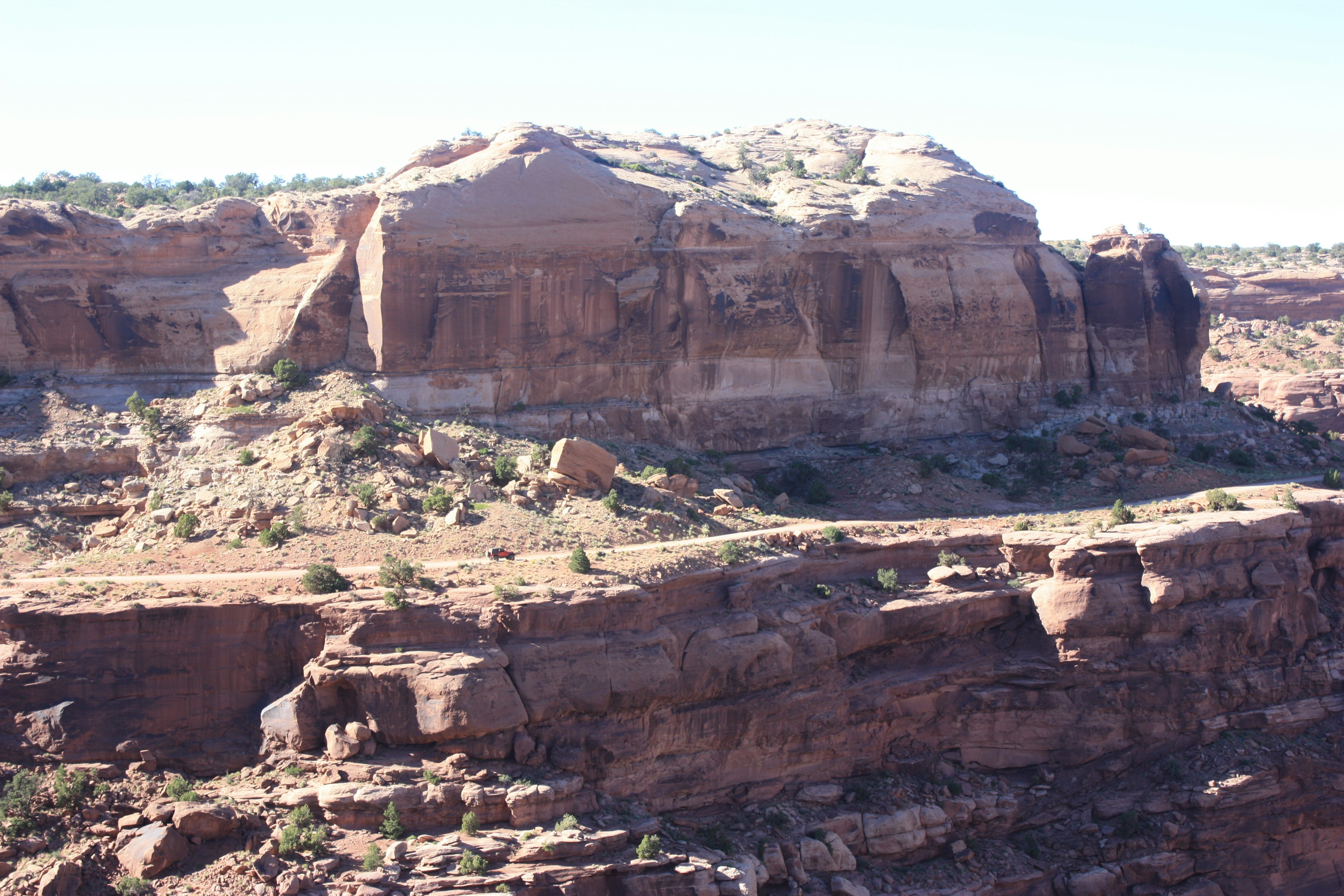 Paysage avec de grandes formations rocheuses rouges et un terrain accidenté