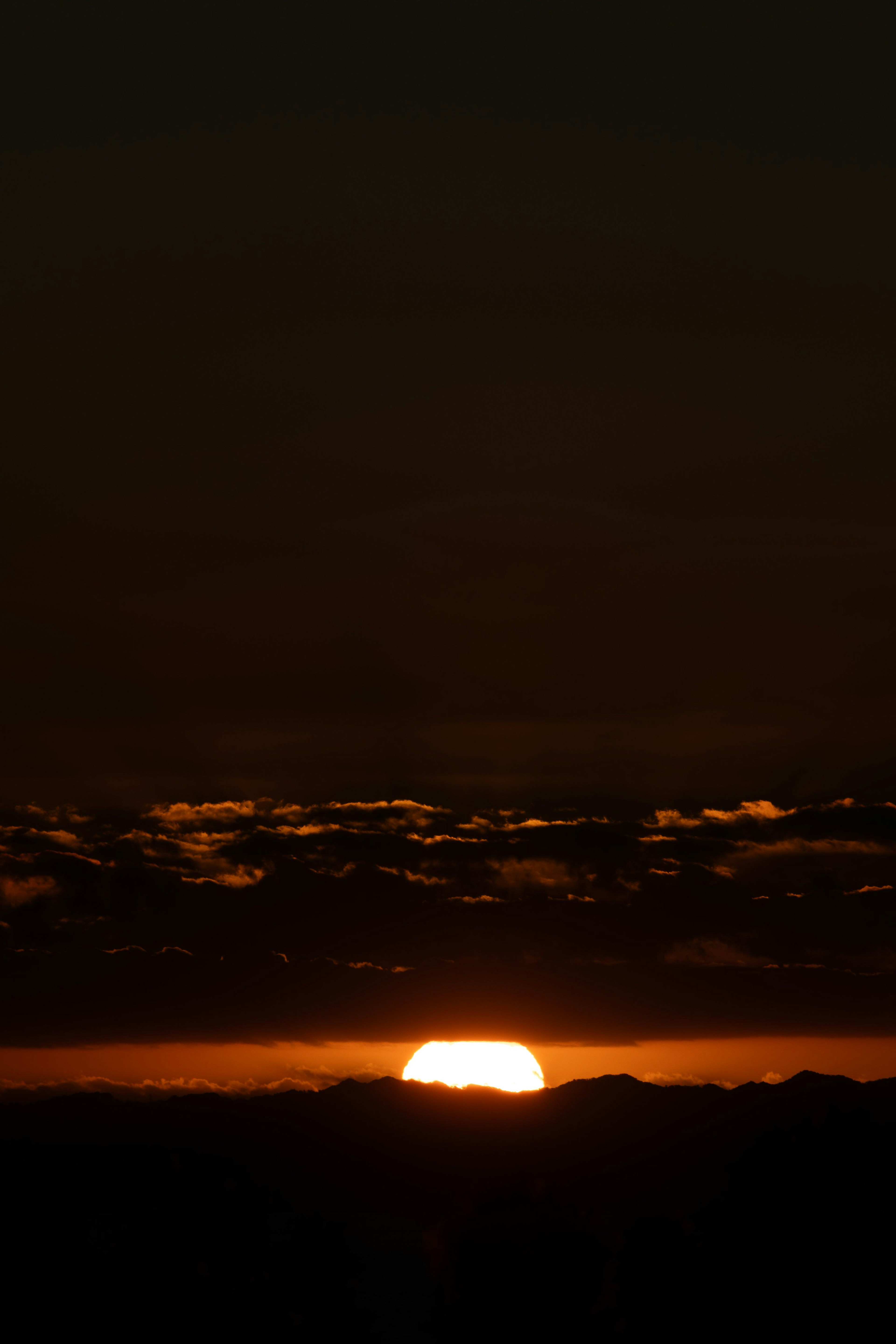 夕日が山の間から昇る美しい風景