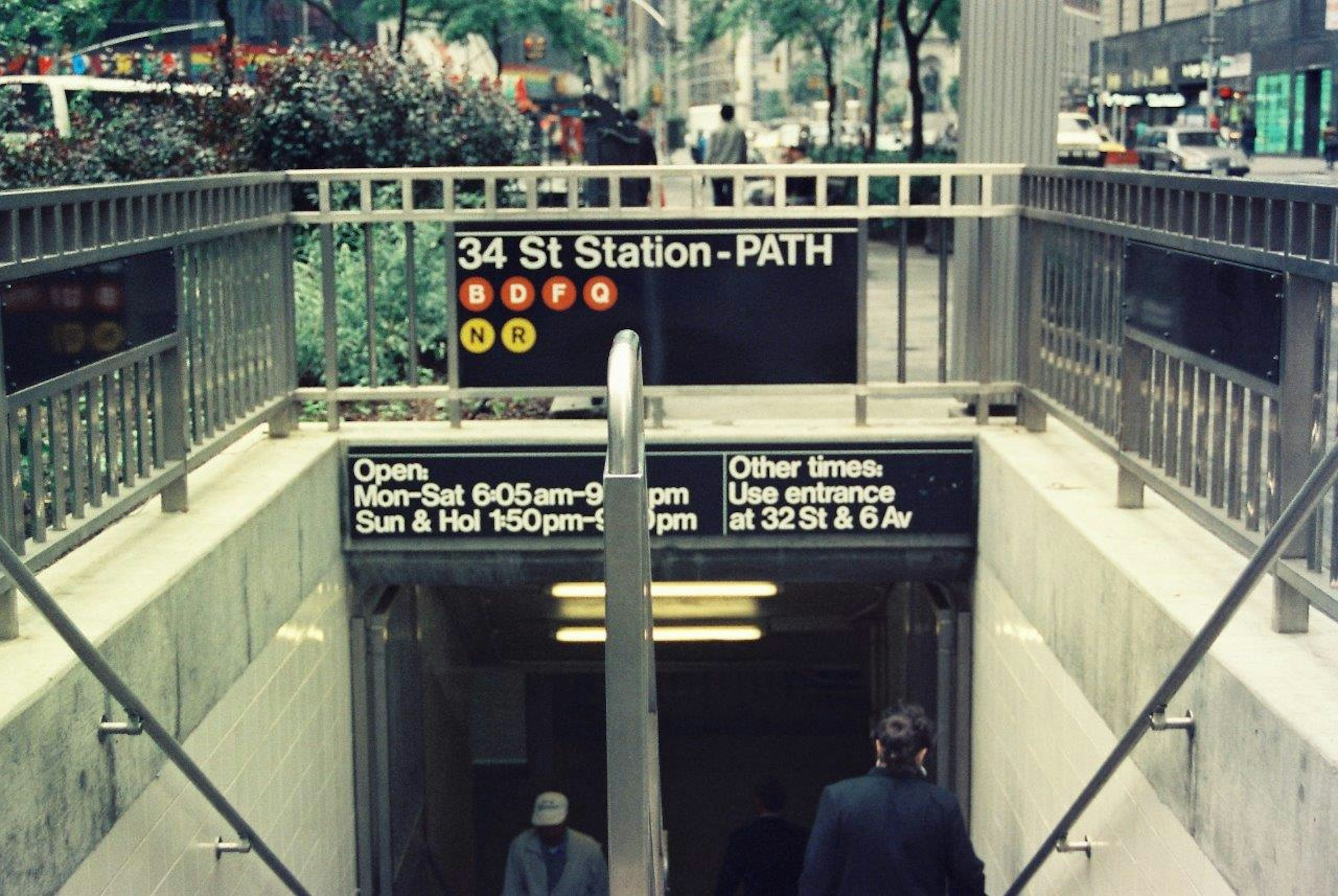 Entrée de la station PATH de la 34e rue avec des gens marchant