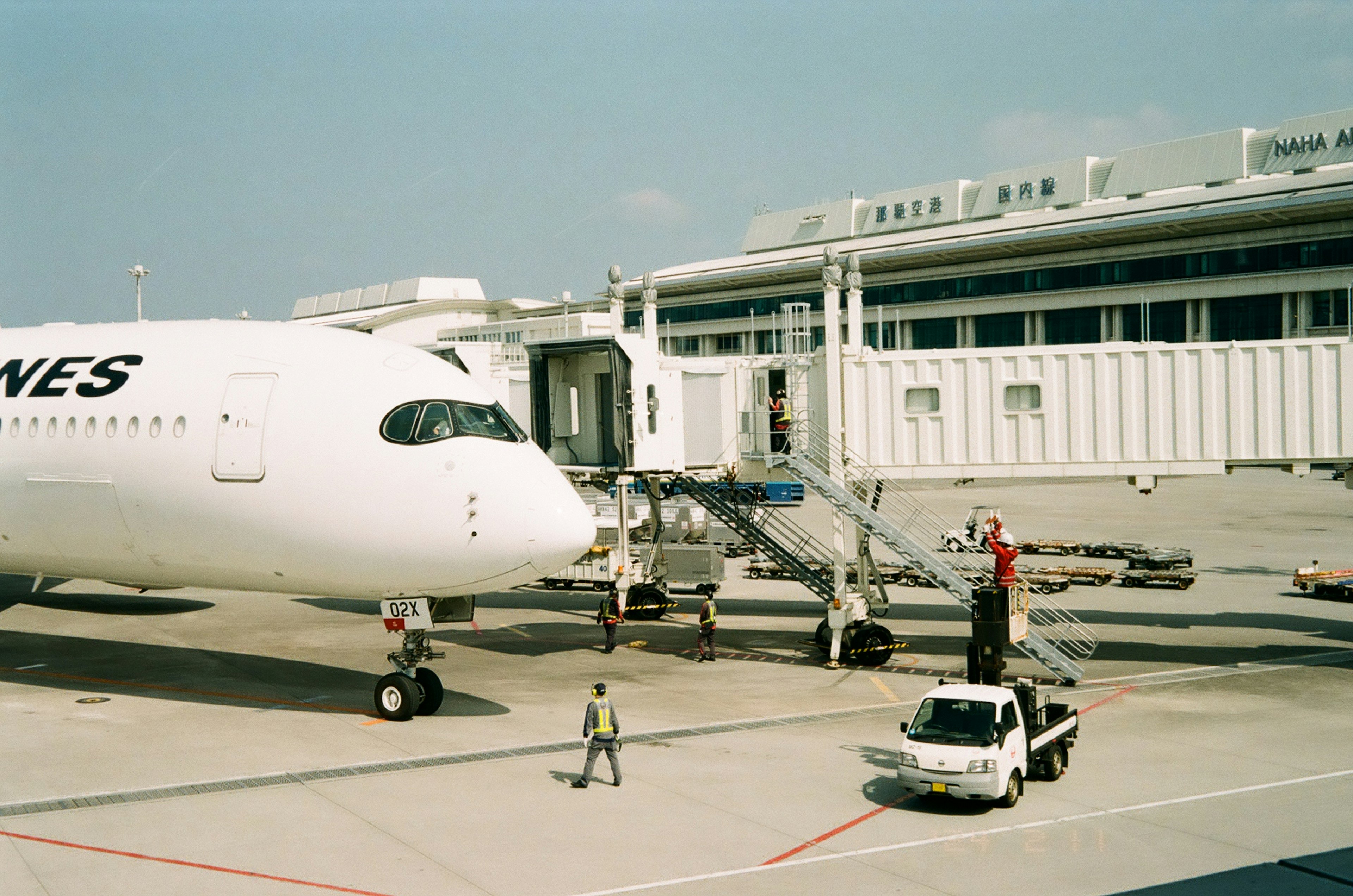 空港での航空機の搭乗口とスタッフ