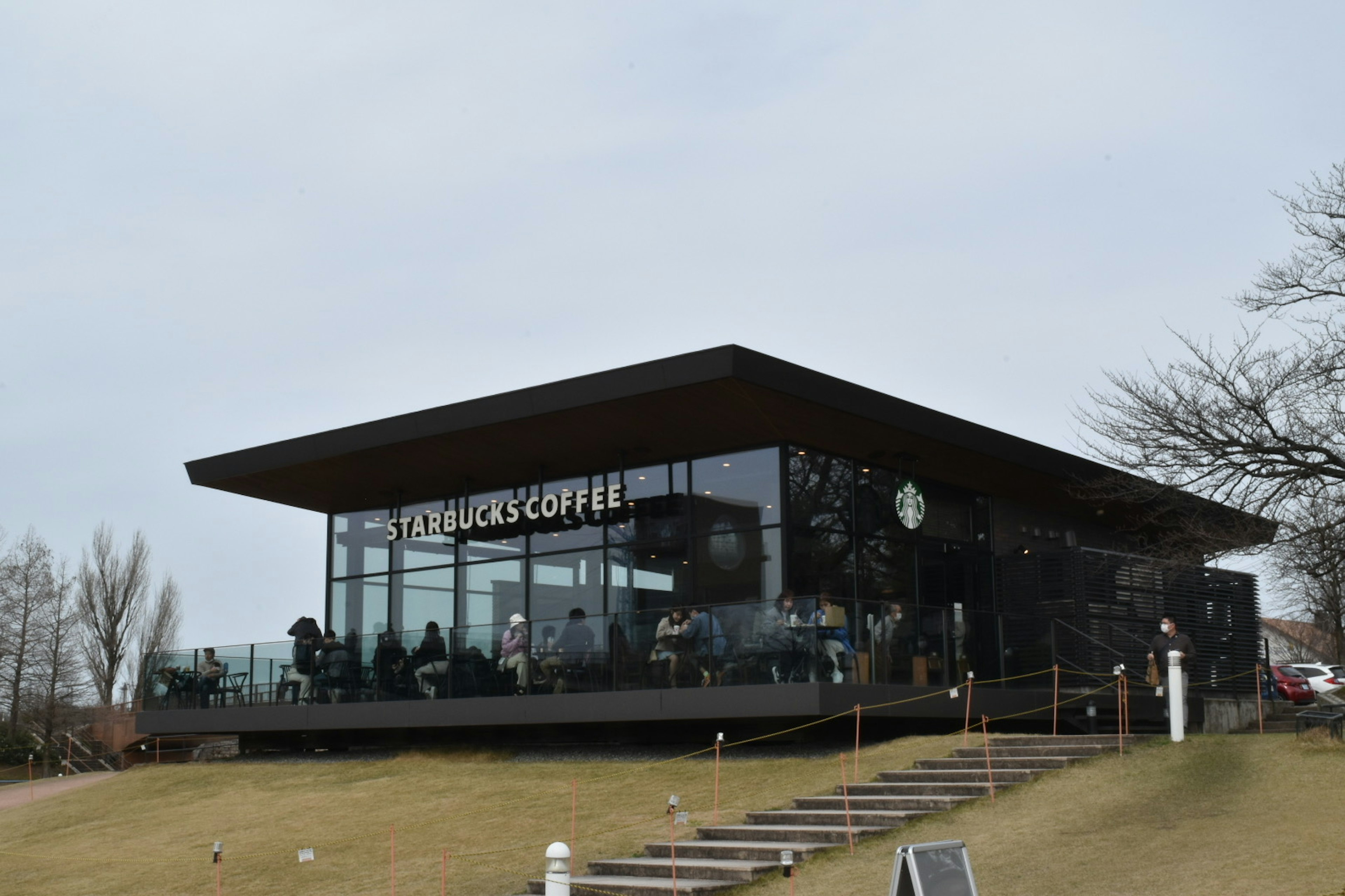 Edificio moderno de Starbucks Coffee con grandes ventanas de vidrio