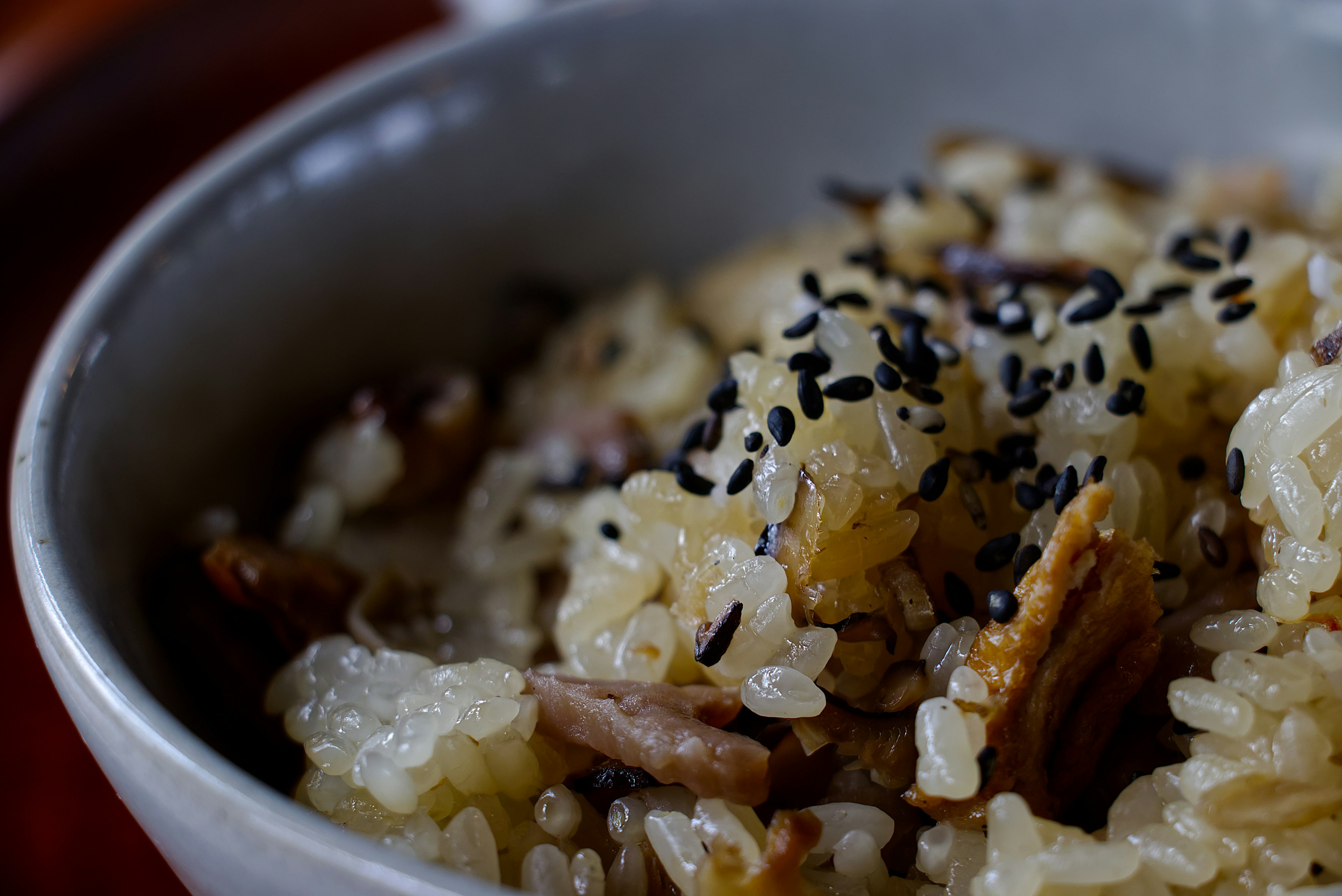 Un tazón de arroz delicioso cubierto con semillas de sésamo negro