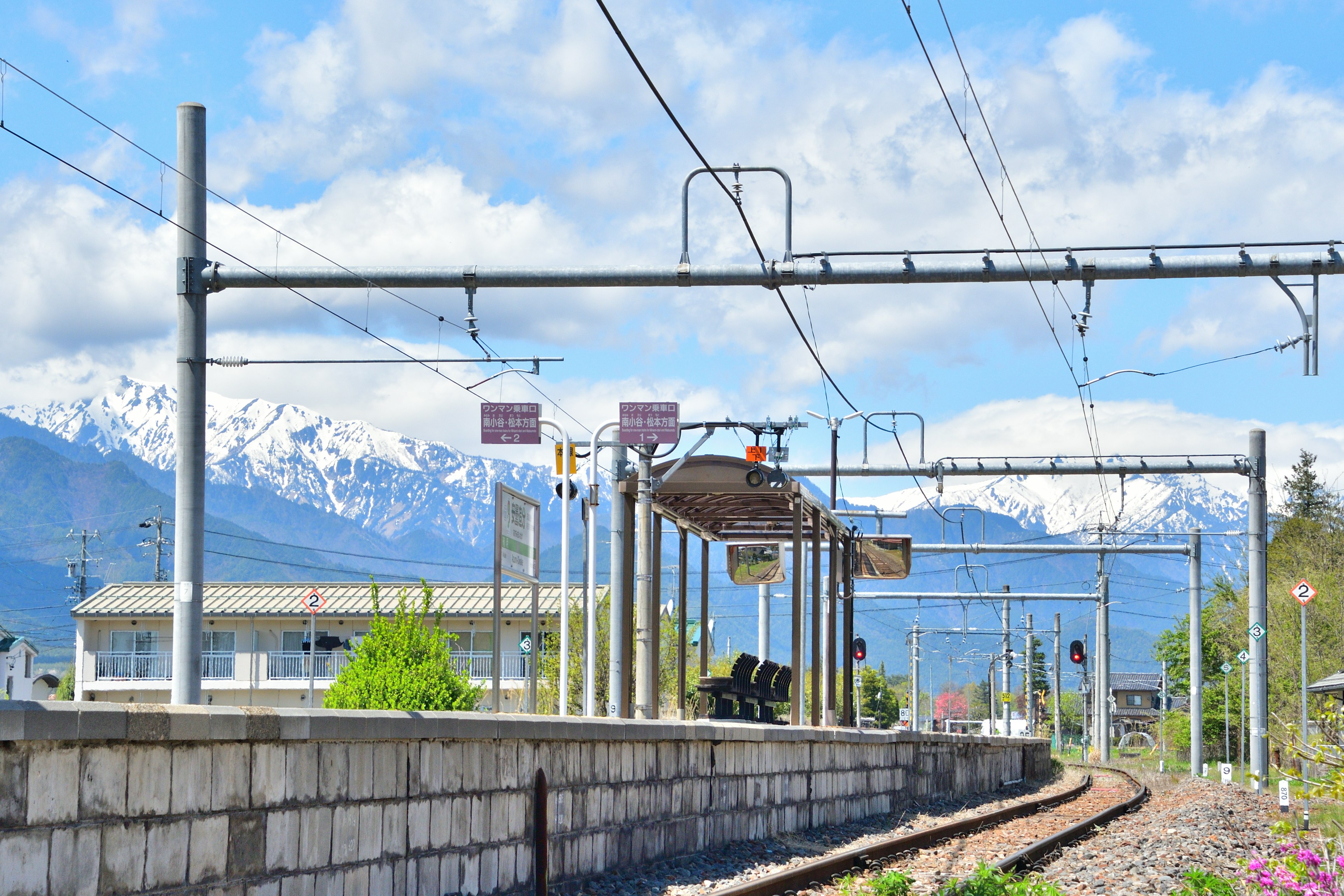 鐵路車站背景有山脈