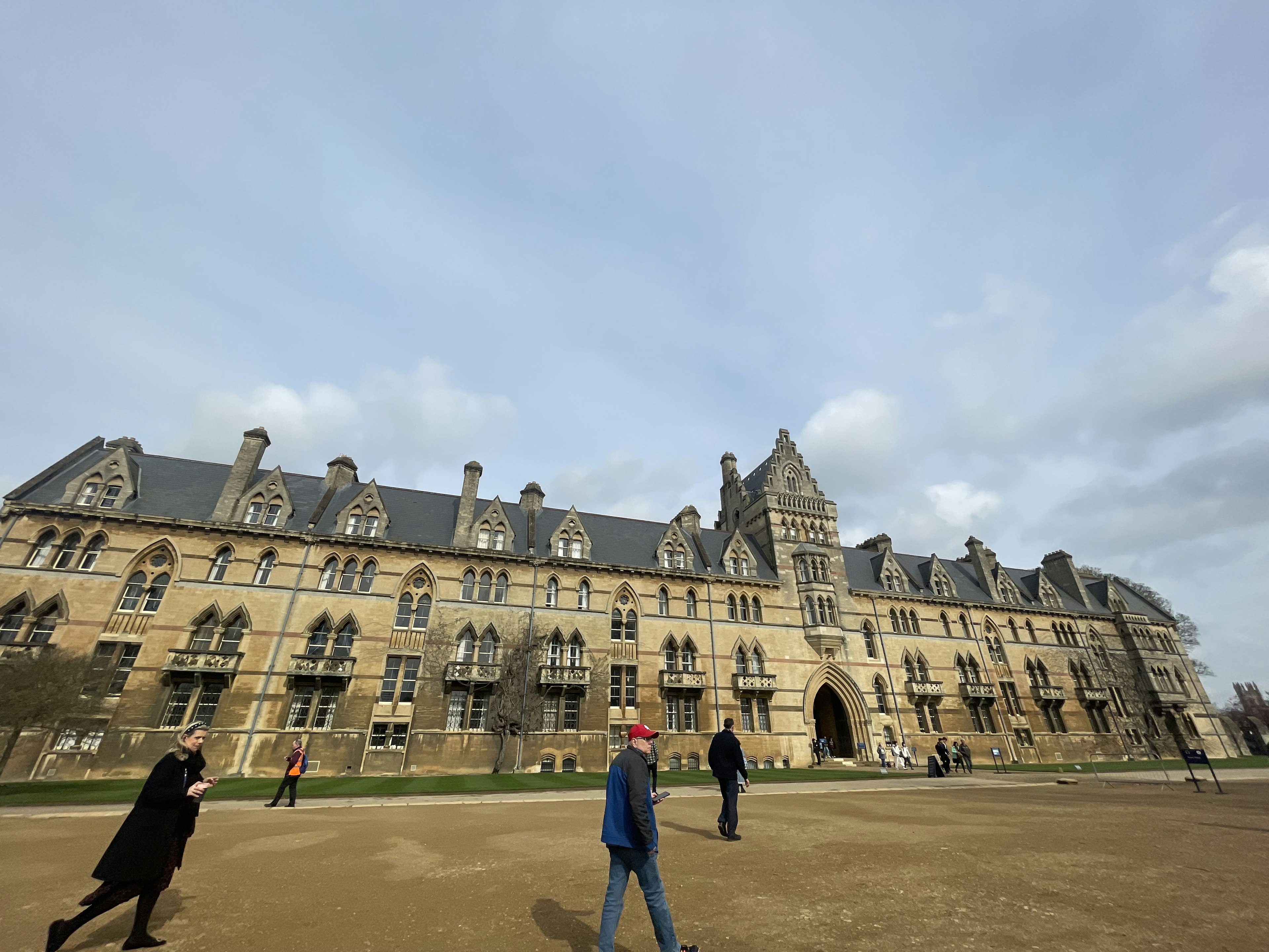 Edificio histórico con personas caminando enfrente