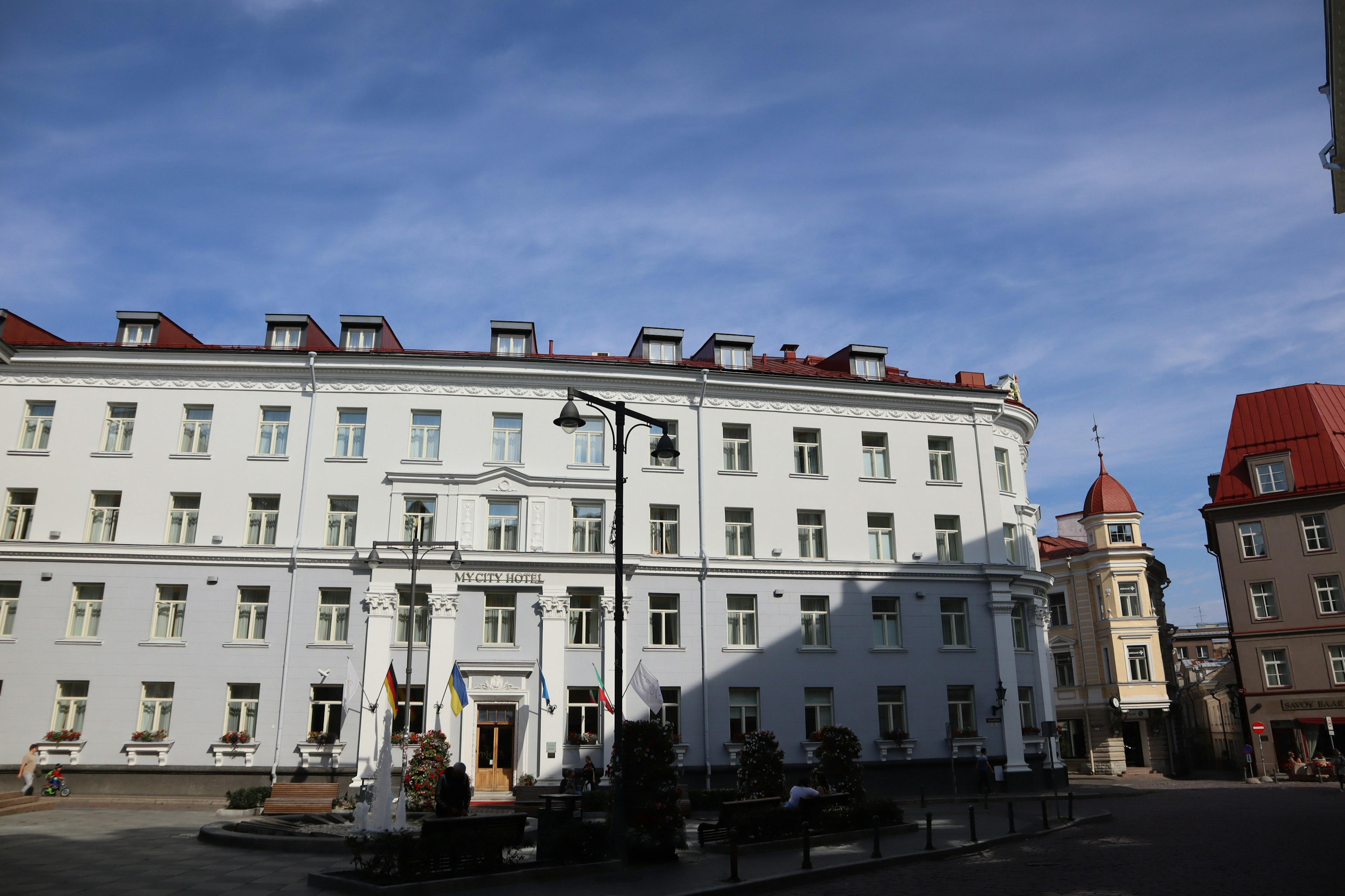 Bâtiment historique avec une façade bleue se dresse sur la place