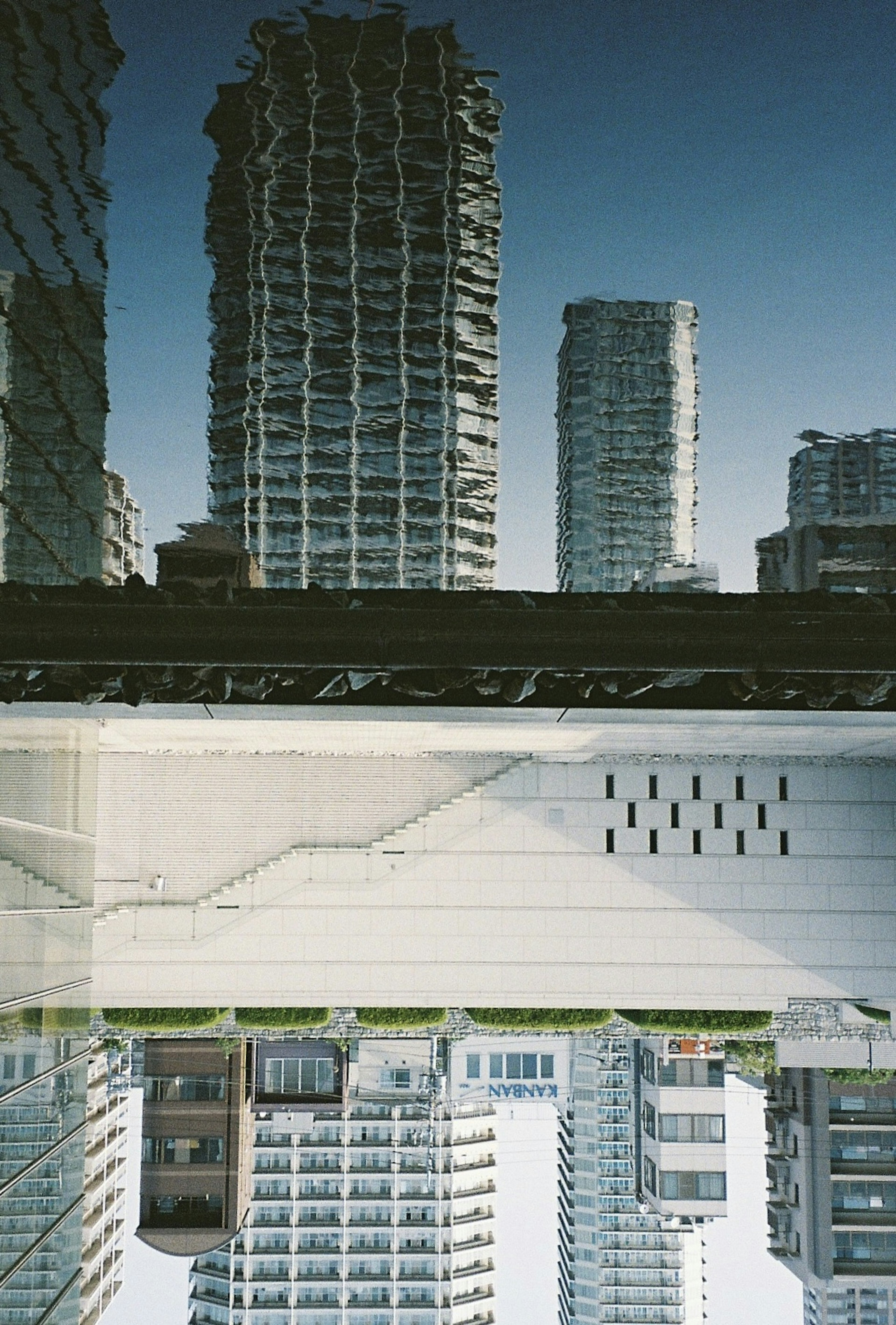 Städtelandschaft mit modernen Wolkenkratzern, die sich im Wasser spiegeln