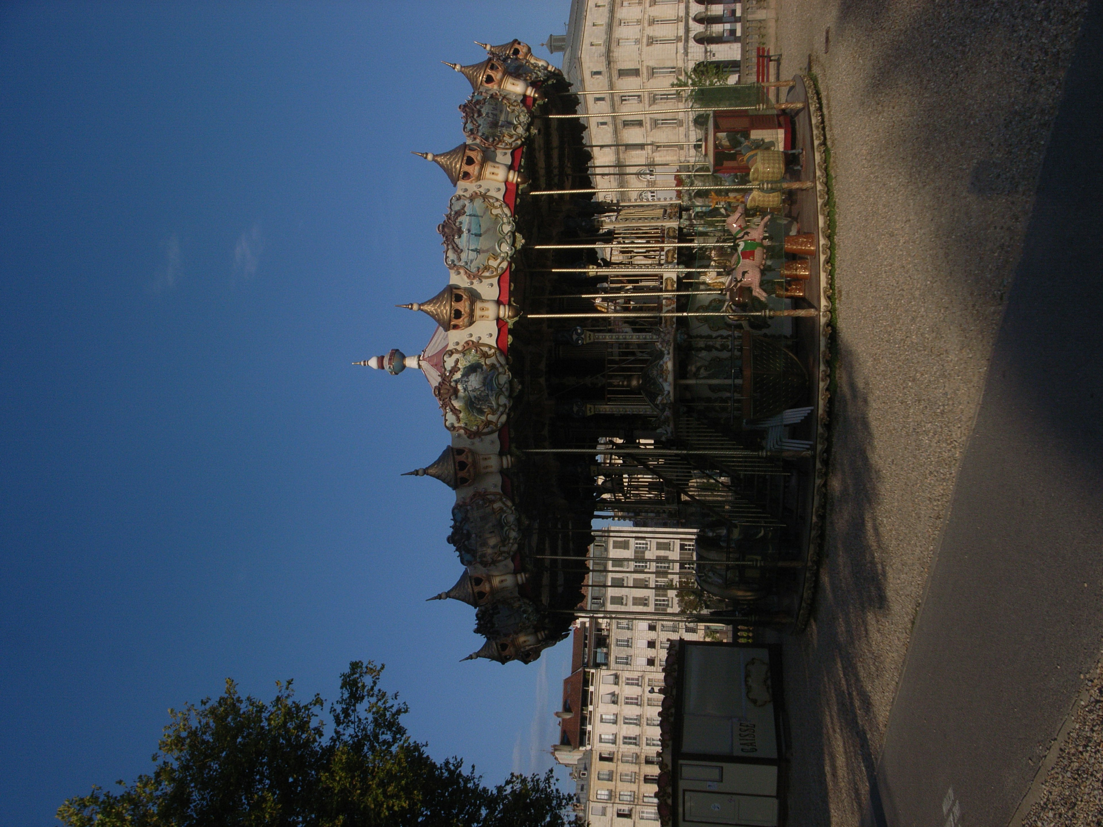 Malersicher Blick auf ein schönes Gebäude mit blauem Himmel