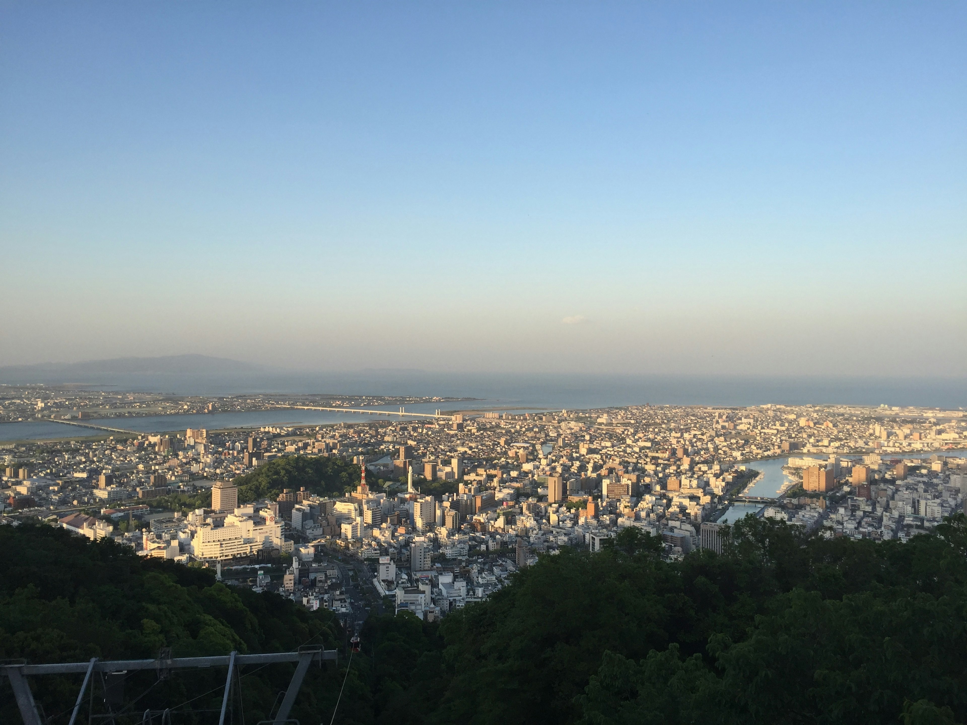 海と都市の景色を望む山の上からのパノラマ