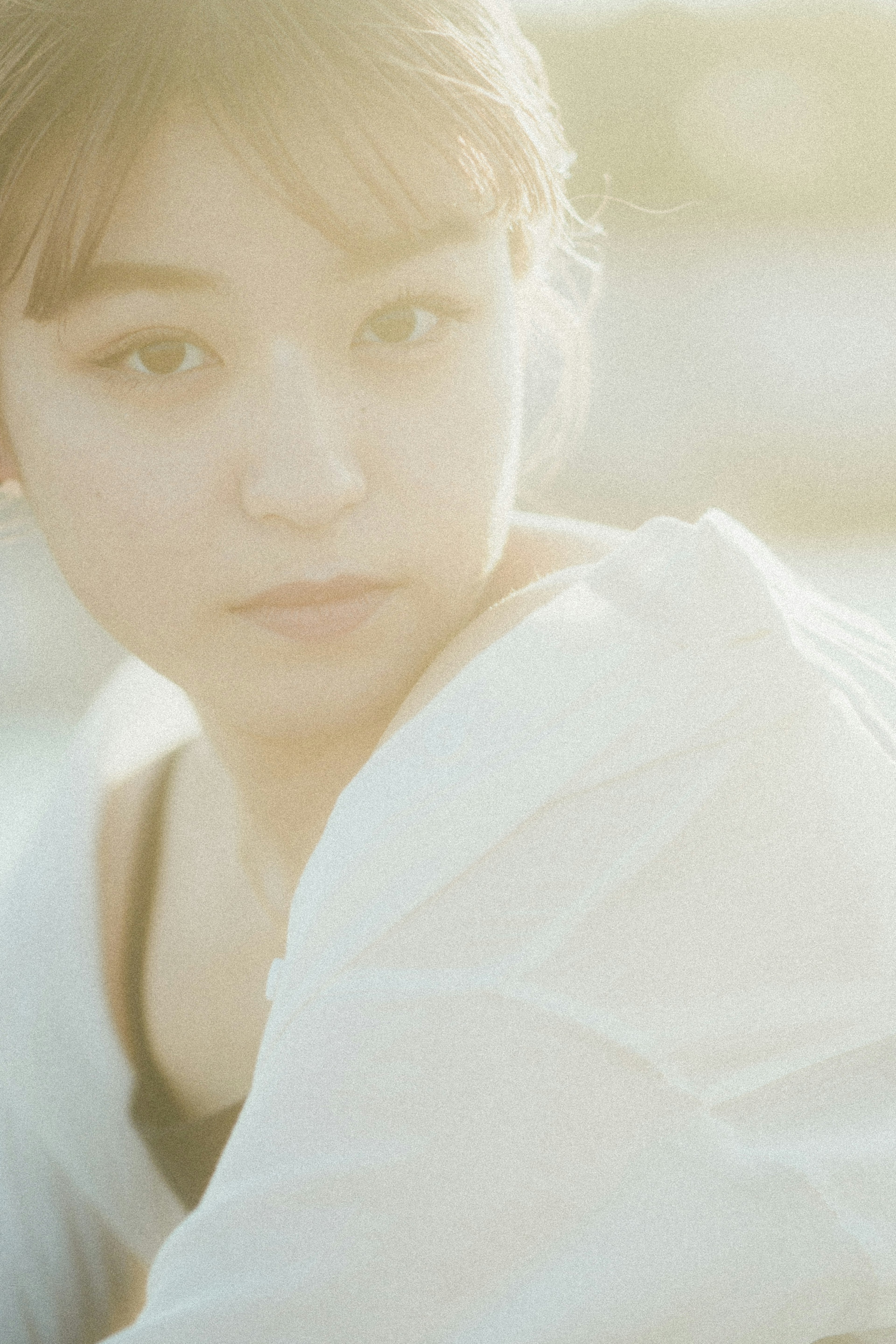 Portrait d'une jeune femme dans une lumière douce avec une expression pensive