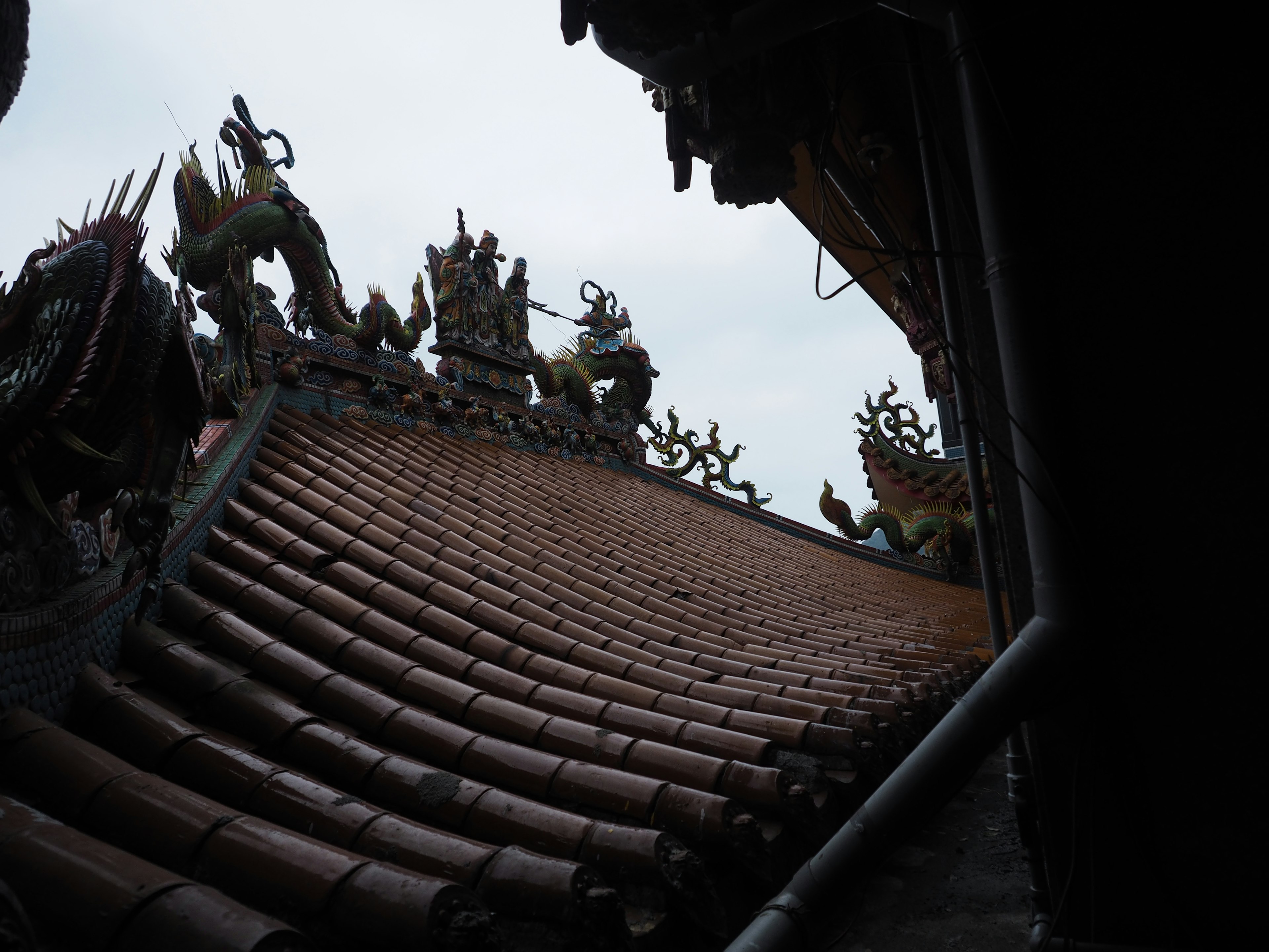 Techo curvado con decoraciones tradicionales de un templo