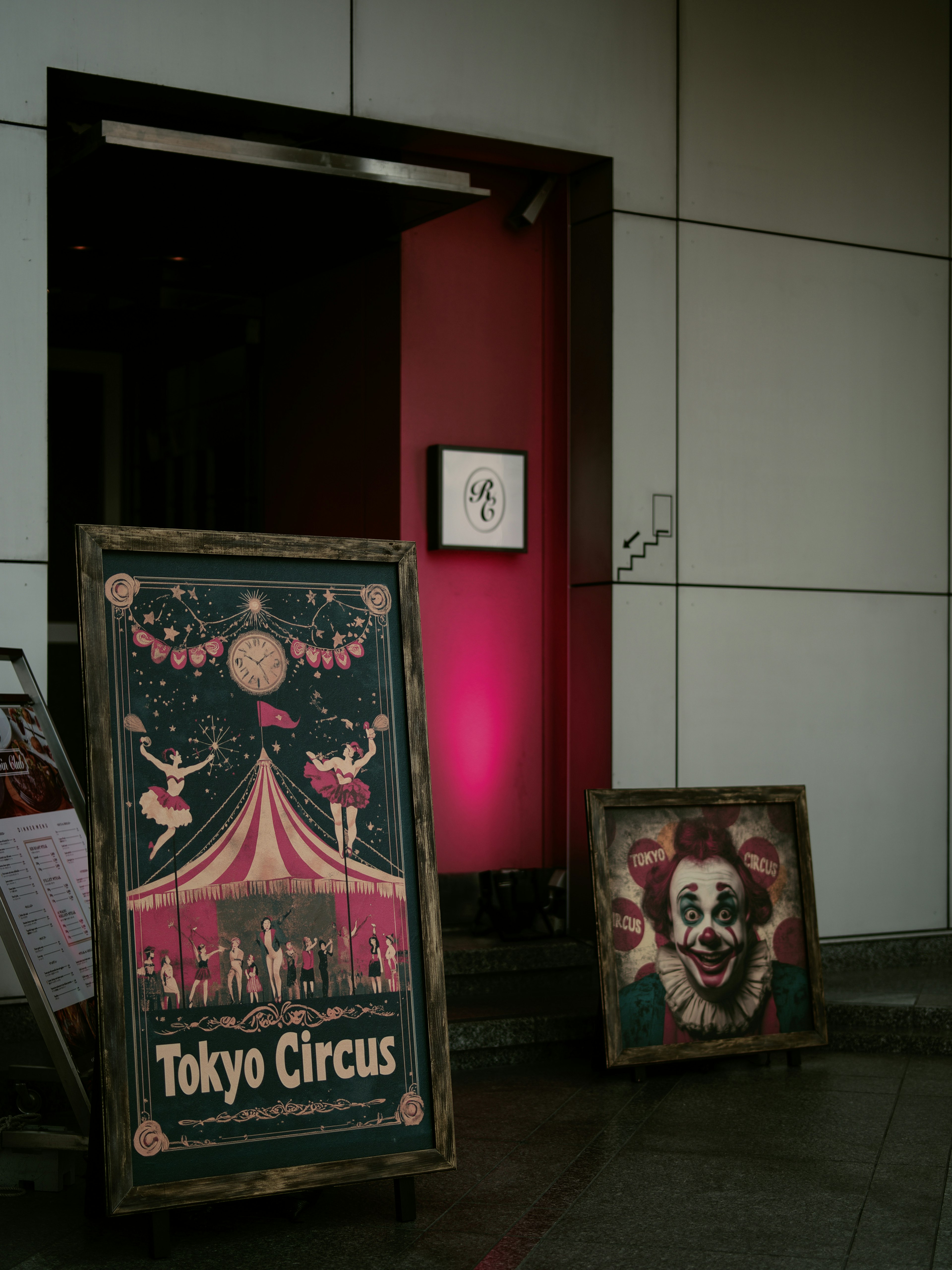 Pintu masuk dengan poster Tokyo Circus dan karya seni badut