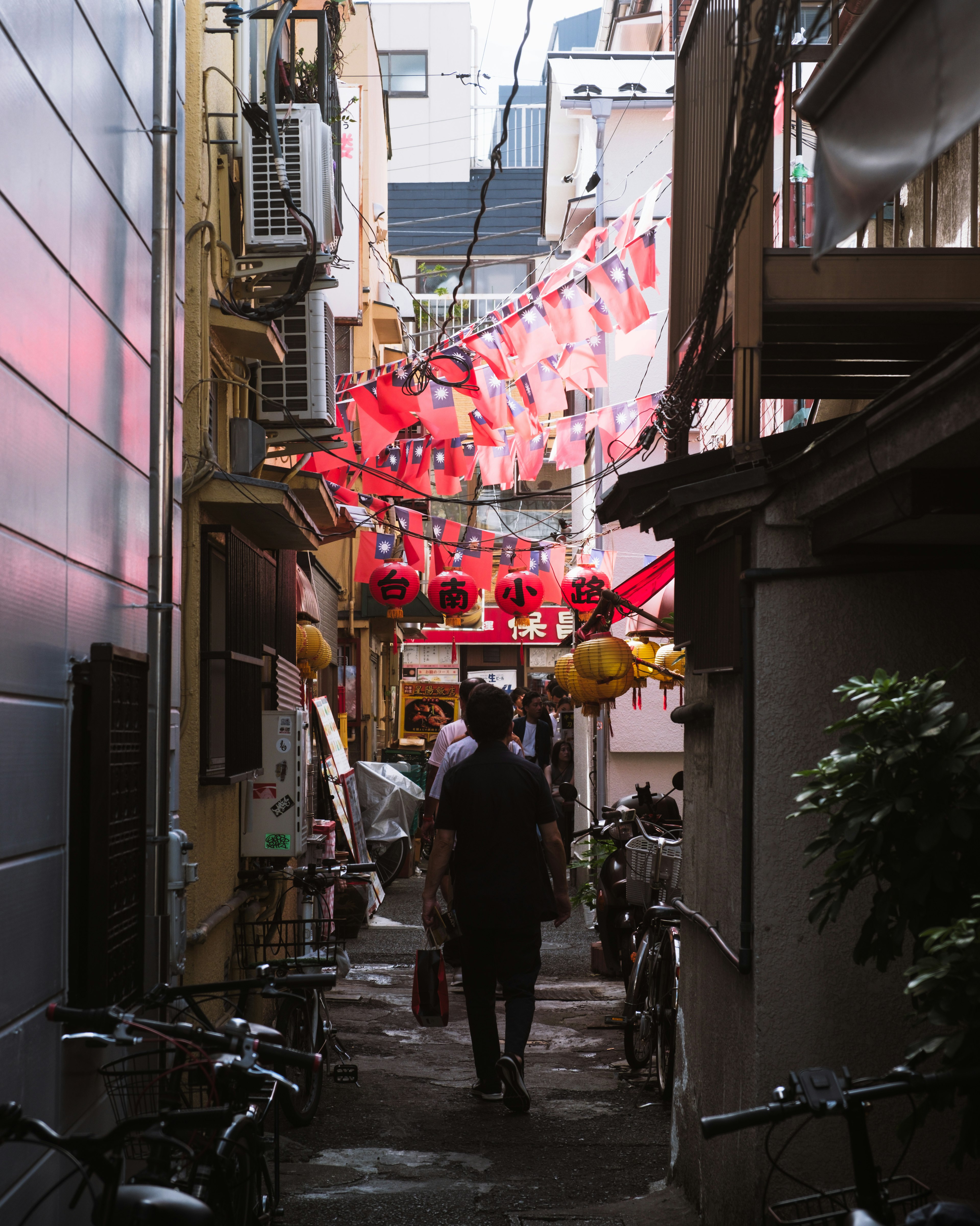 Callejón estrecho con faroles rojos colgando