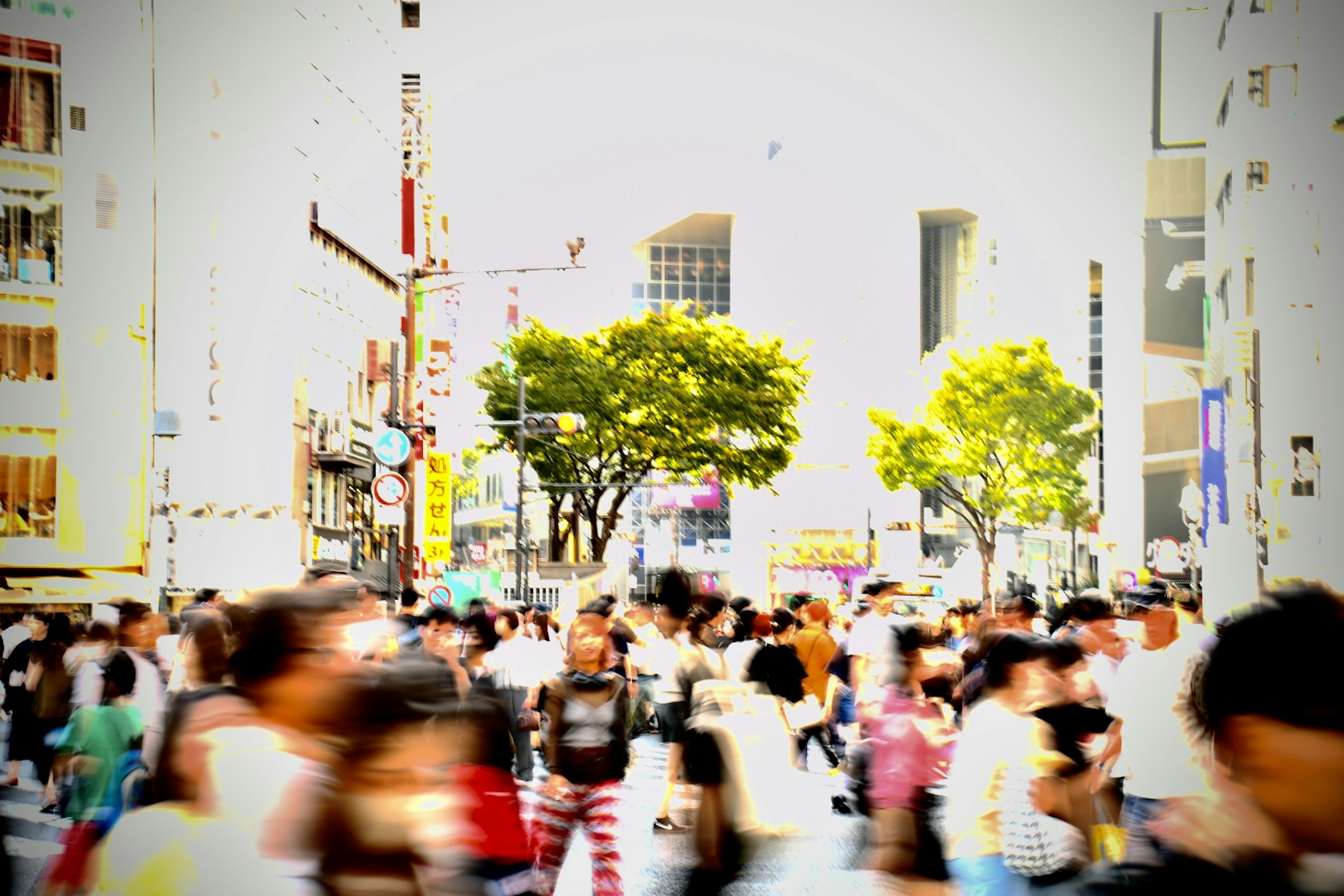 街中の人々が行き交う賑やかな風景緑の木々が目立つ