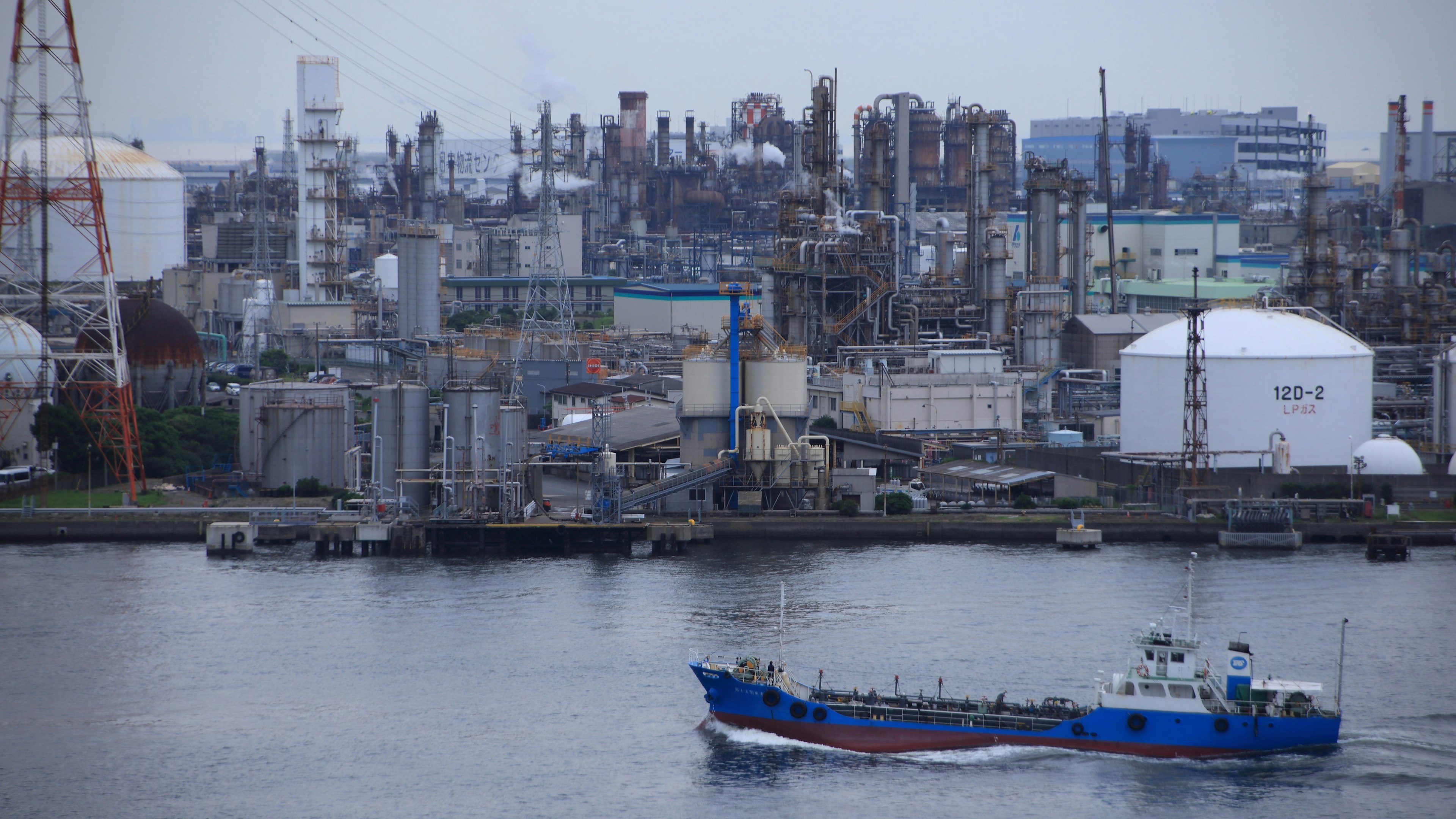 Industriegebiet mit einem Schiff auf dem Wasser