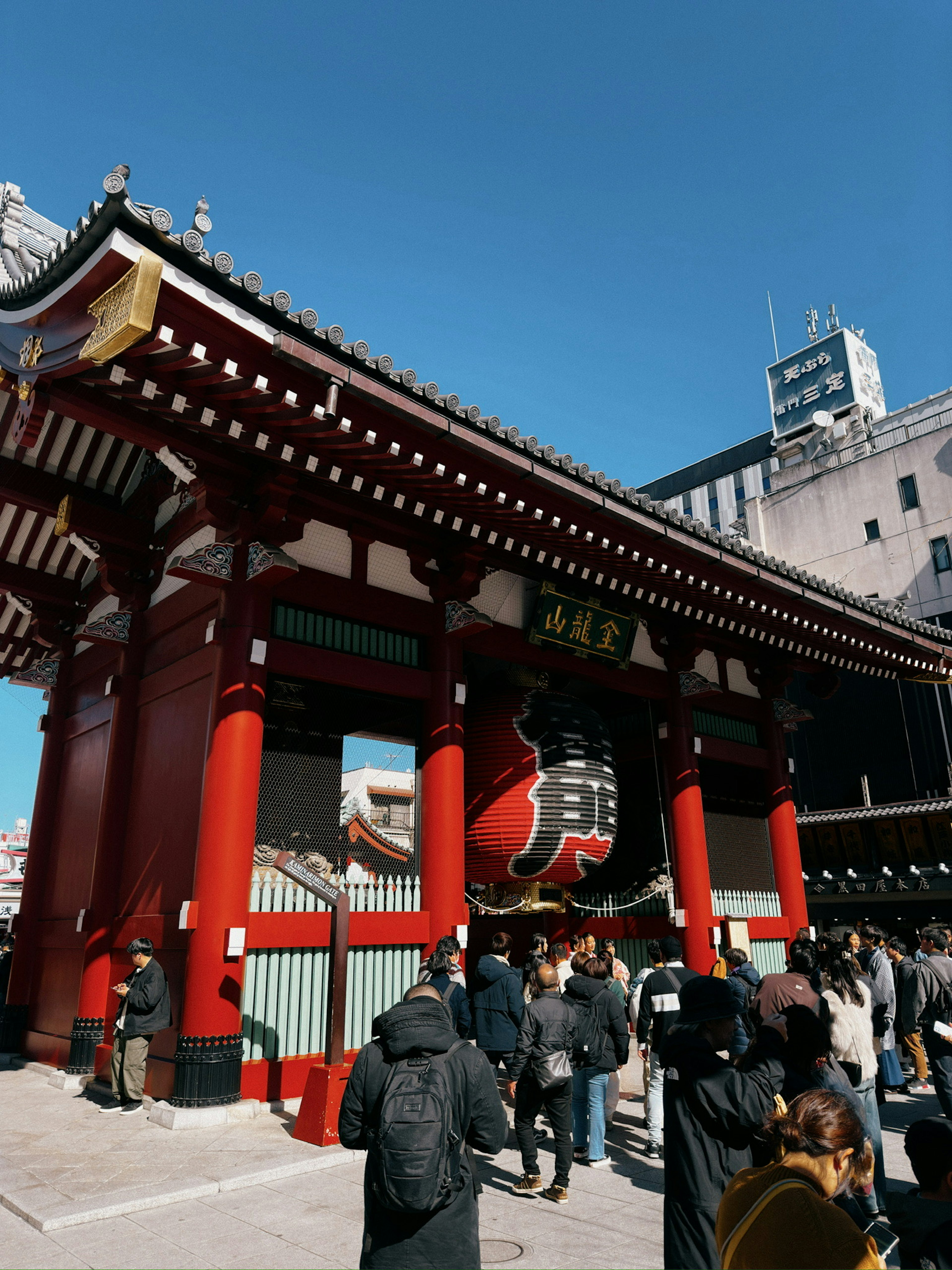 Puerta Kaminarimon del templo Senso-ji con multitudes de visitantes