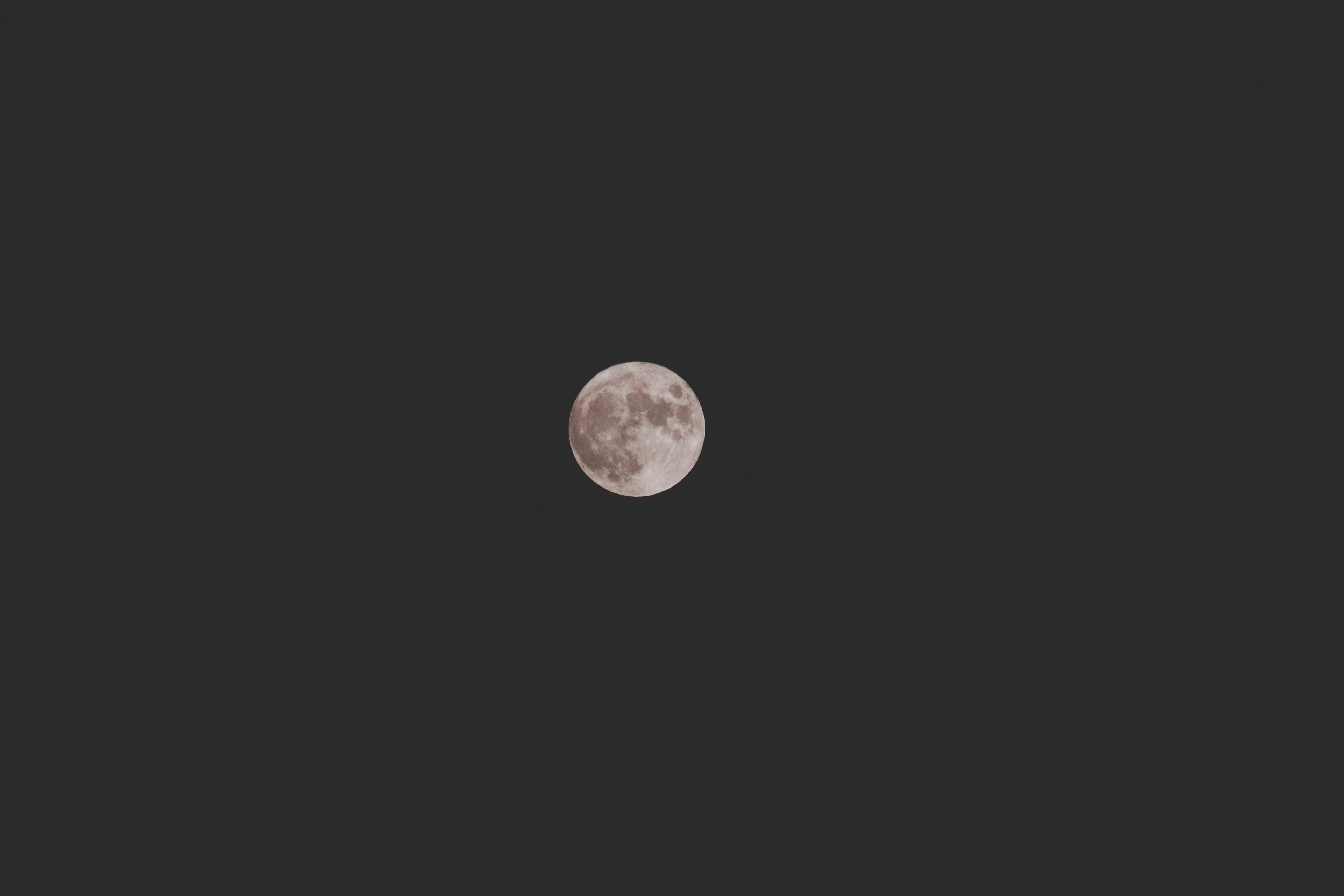 Lune pleine brillante dans le ciel nocturne