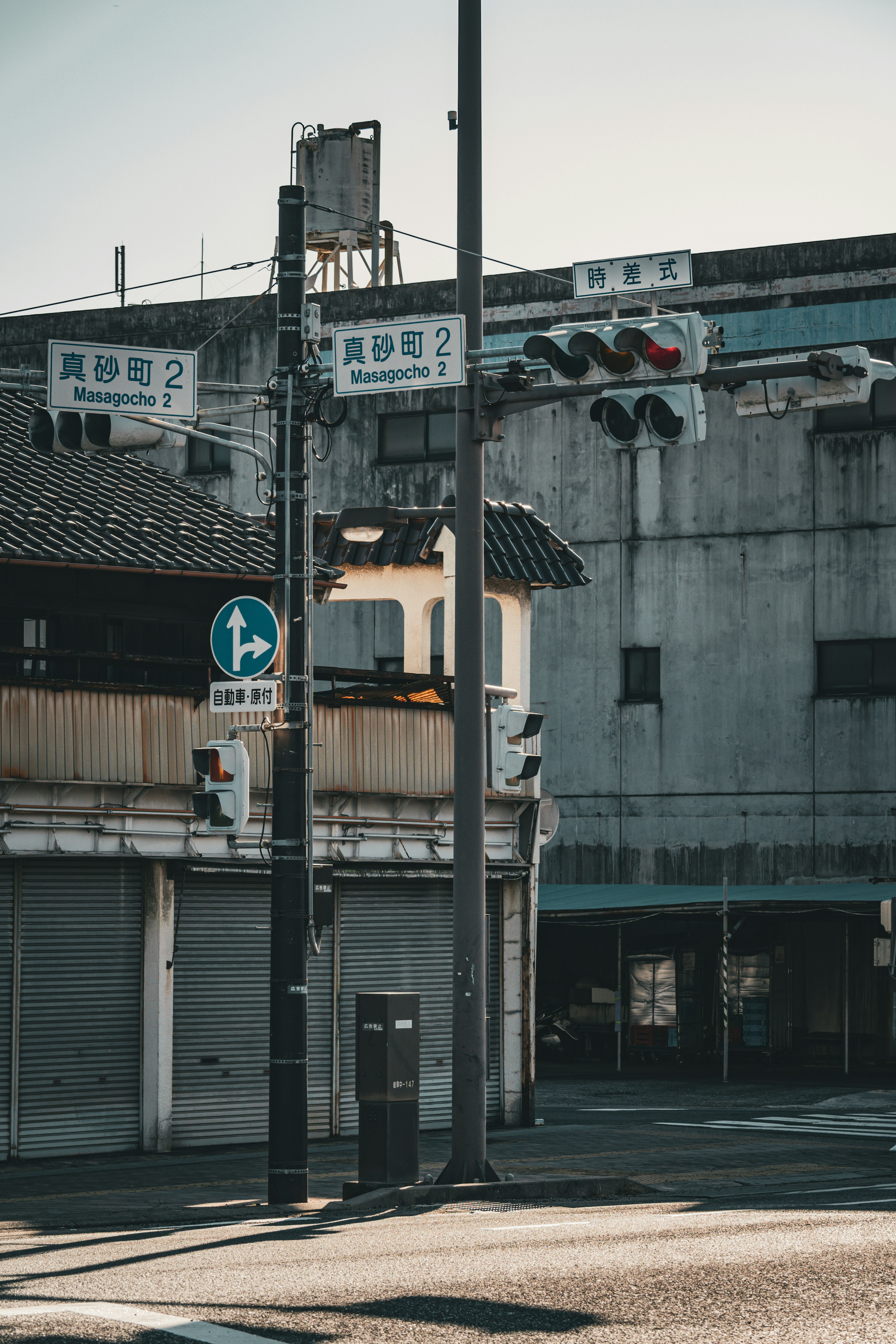 Angolo di strada urbano con un vecchio edificio e semafori