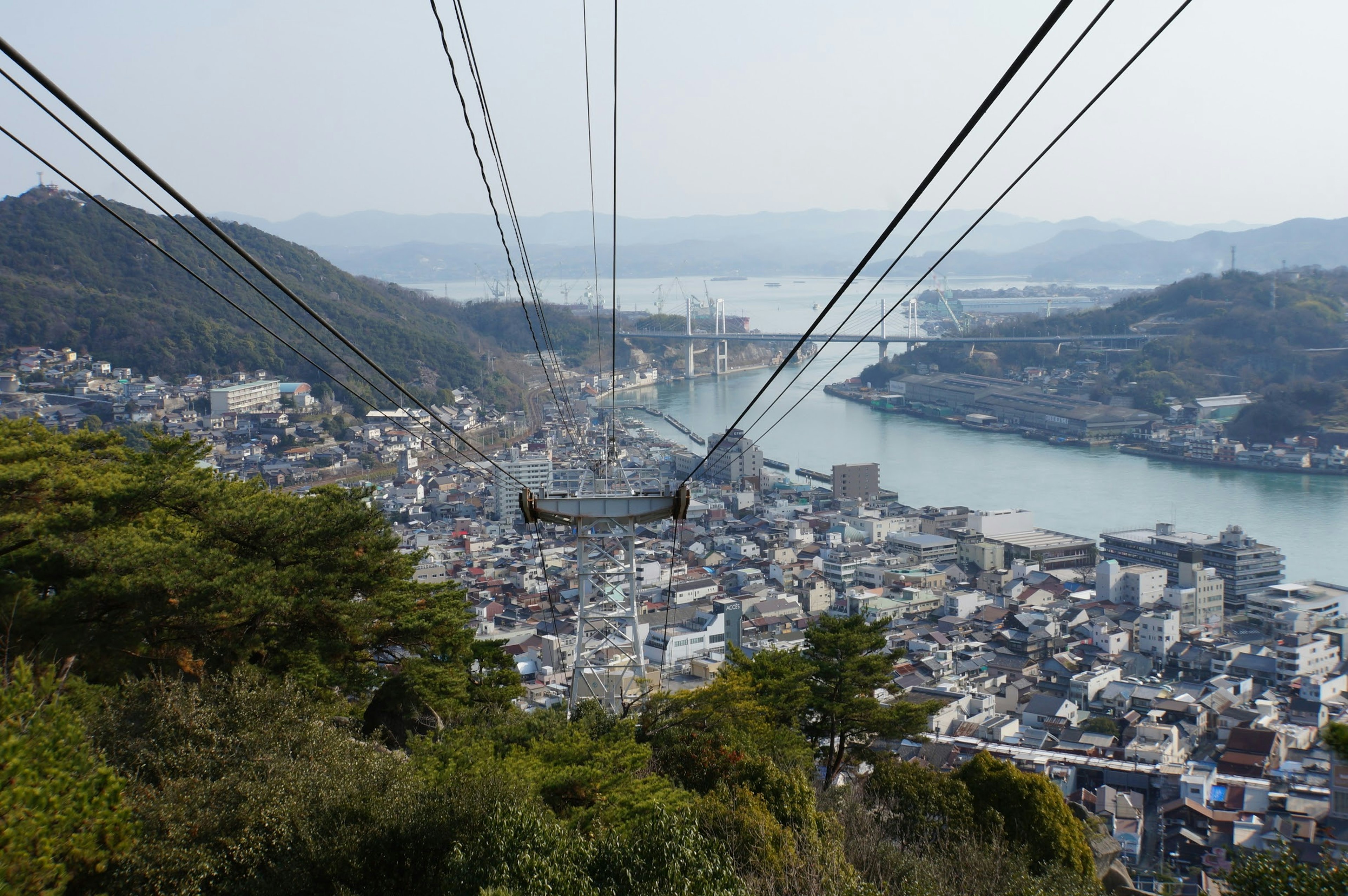 山からの眺めにあるケーブルカーと都市の景色