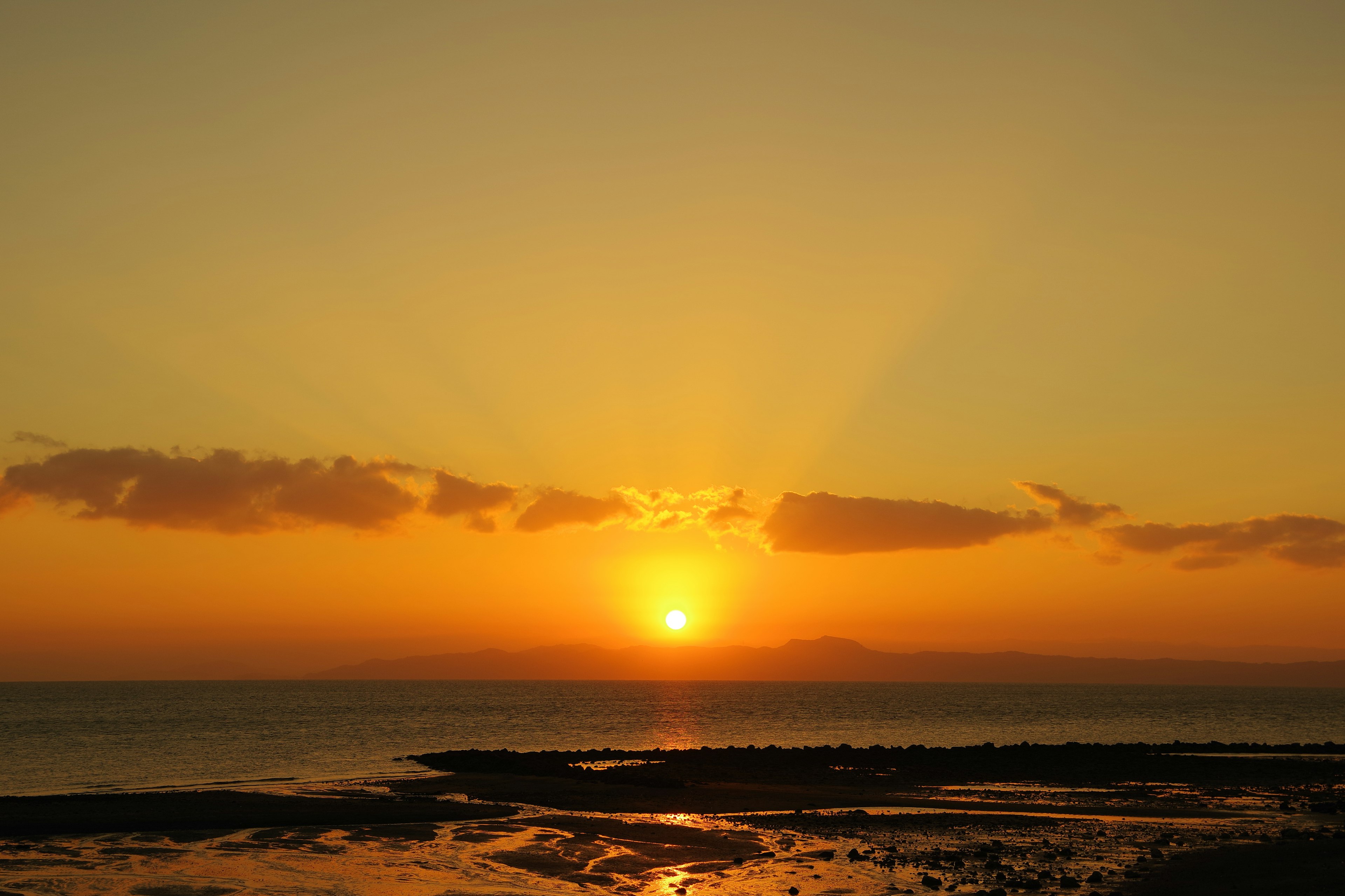 Paysage magnifique du coucher de soleil sur l'océan