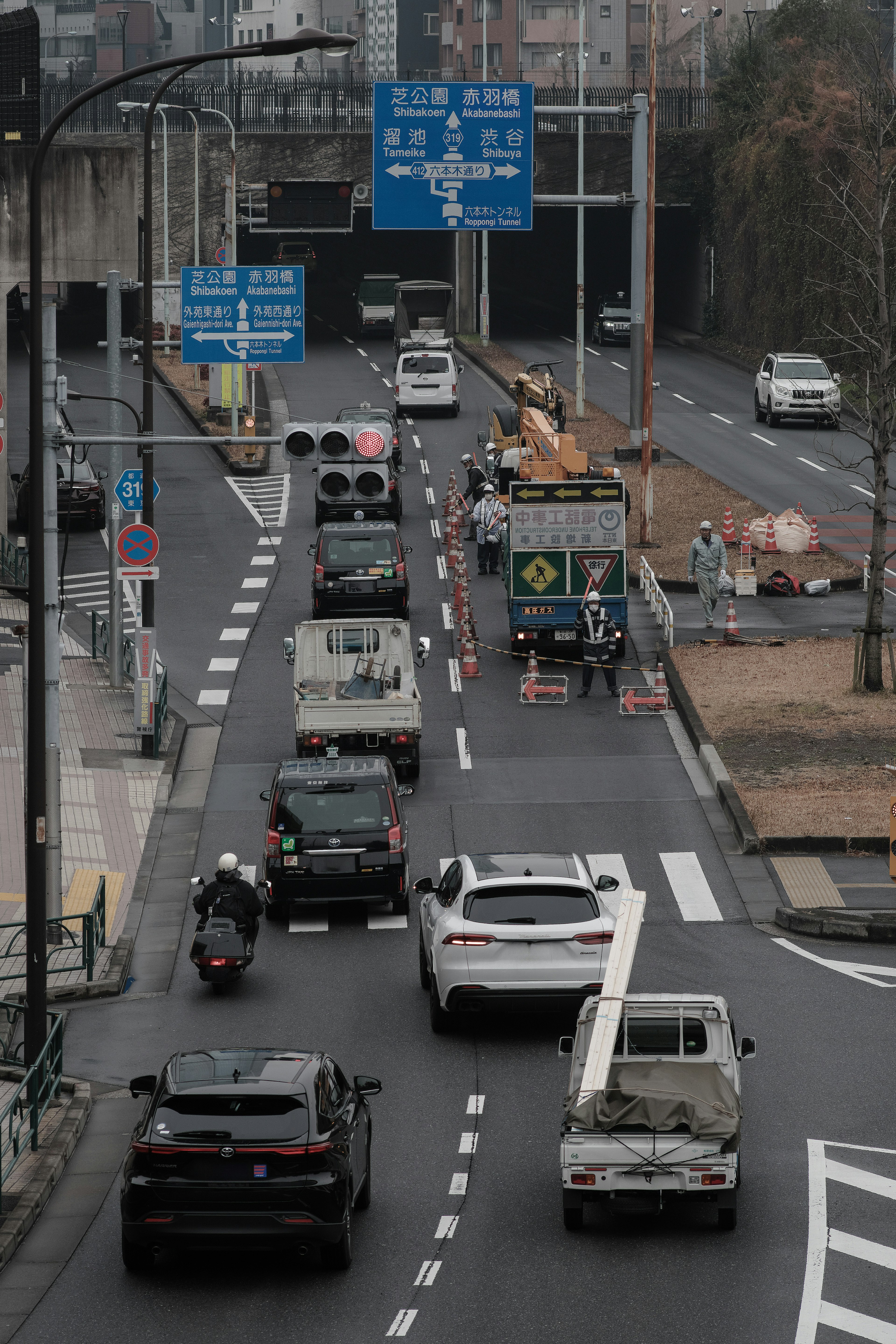 Jalan kota yang sibuk dengan rambu lalu lintas dan kendaraan