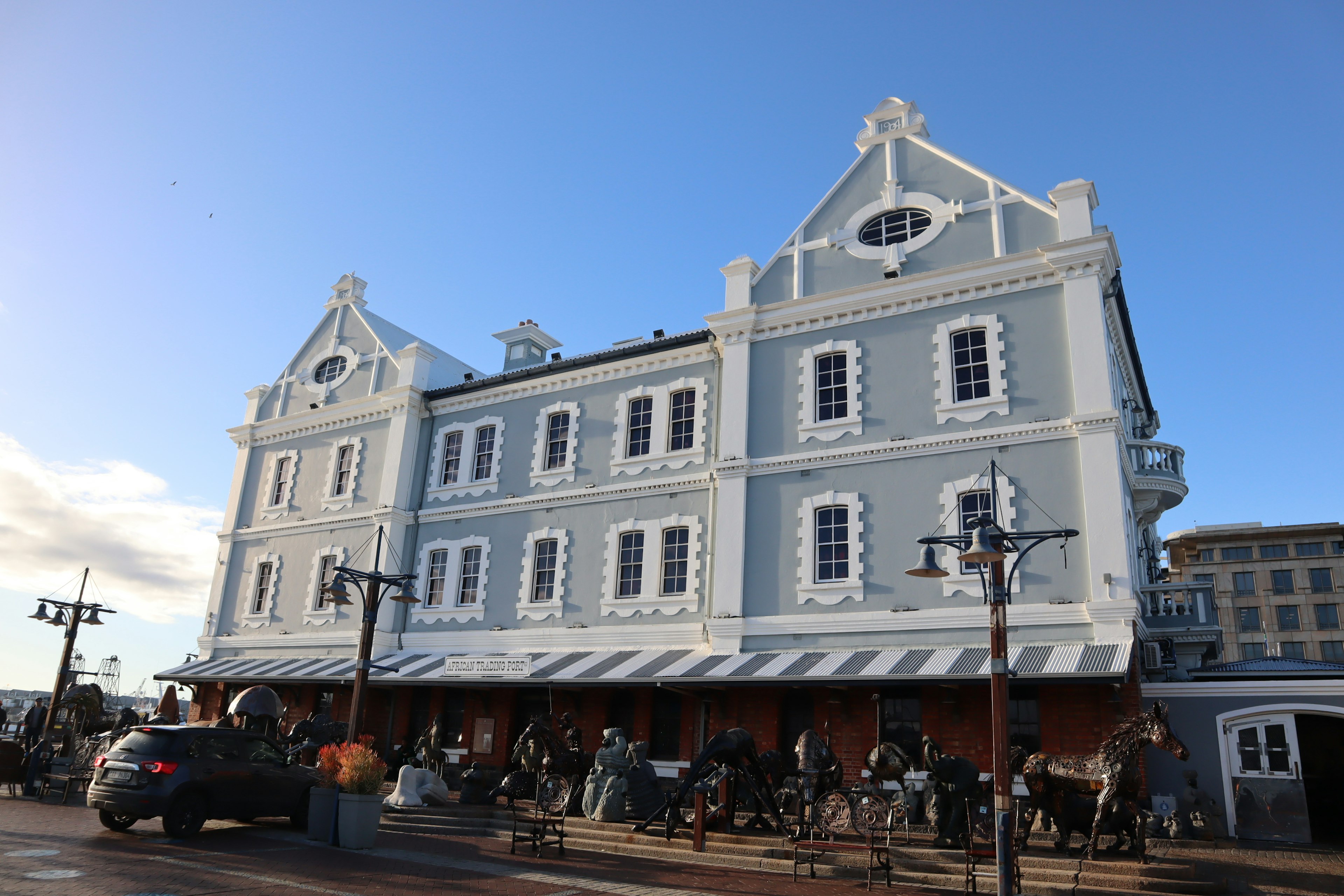 Historisches Gebäude mit blauer Fassade, das Cafés und Restaurants präsentiert