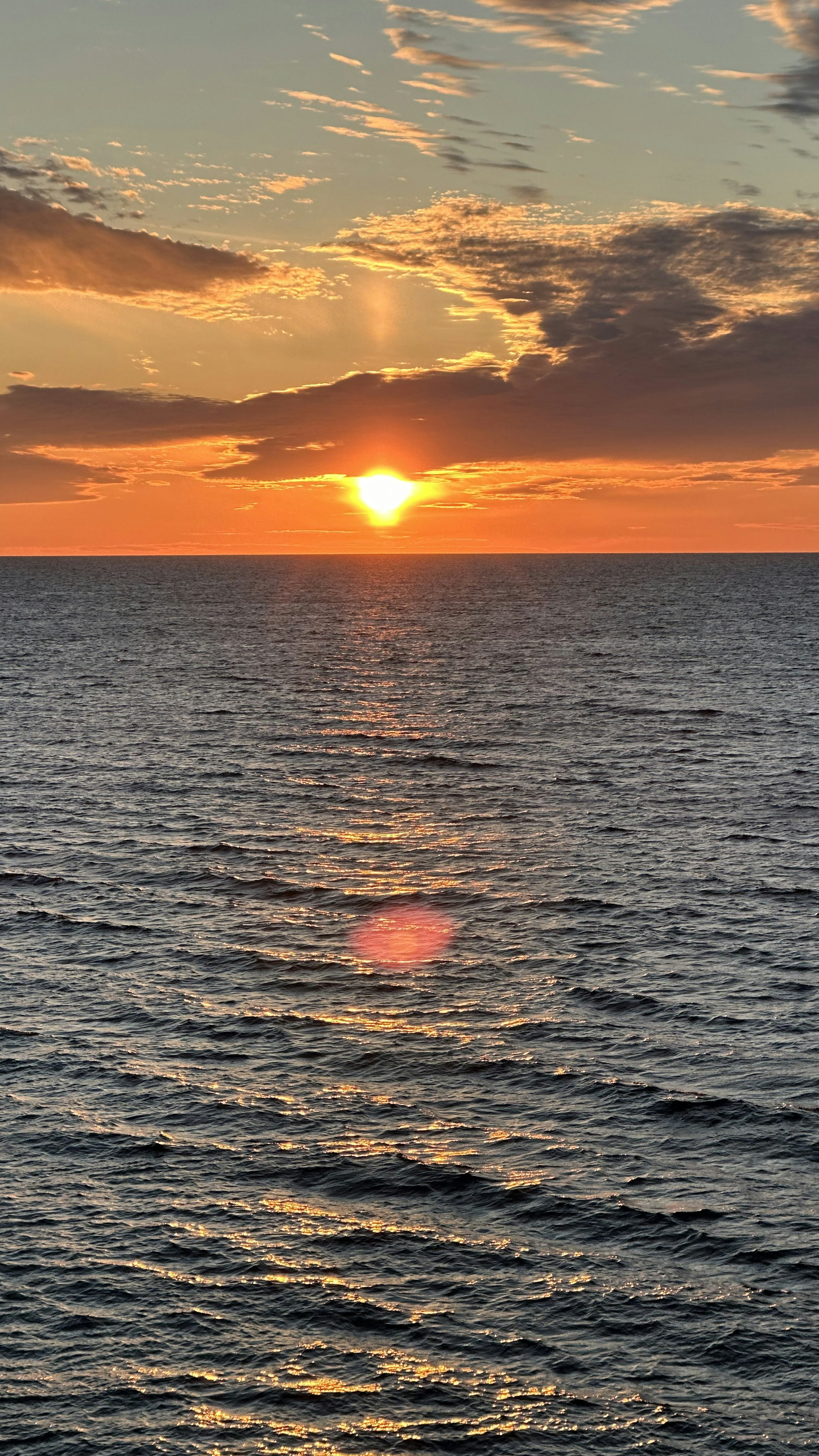 Bellissimo tramonto sull'orizzonte dell'oceano