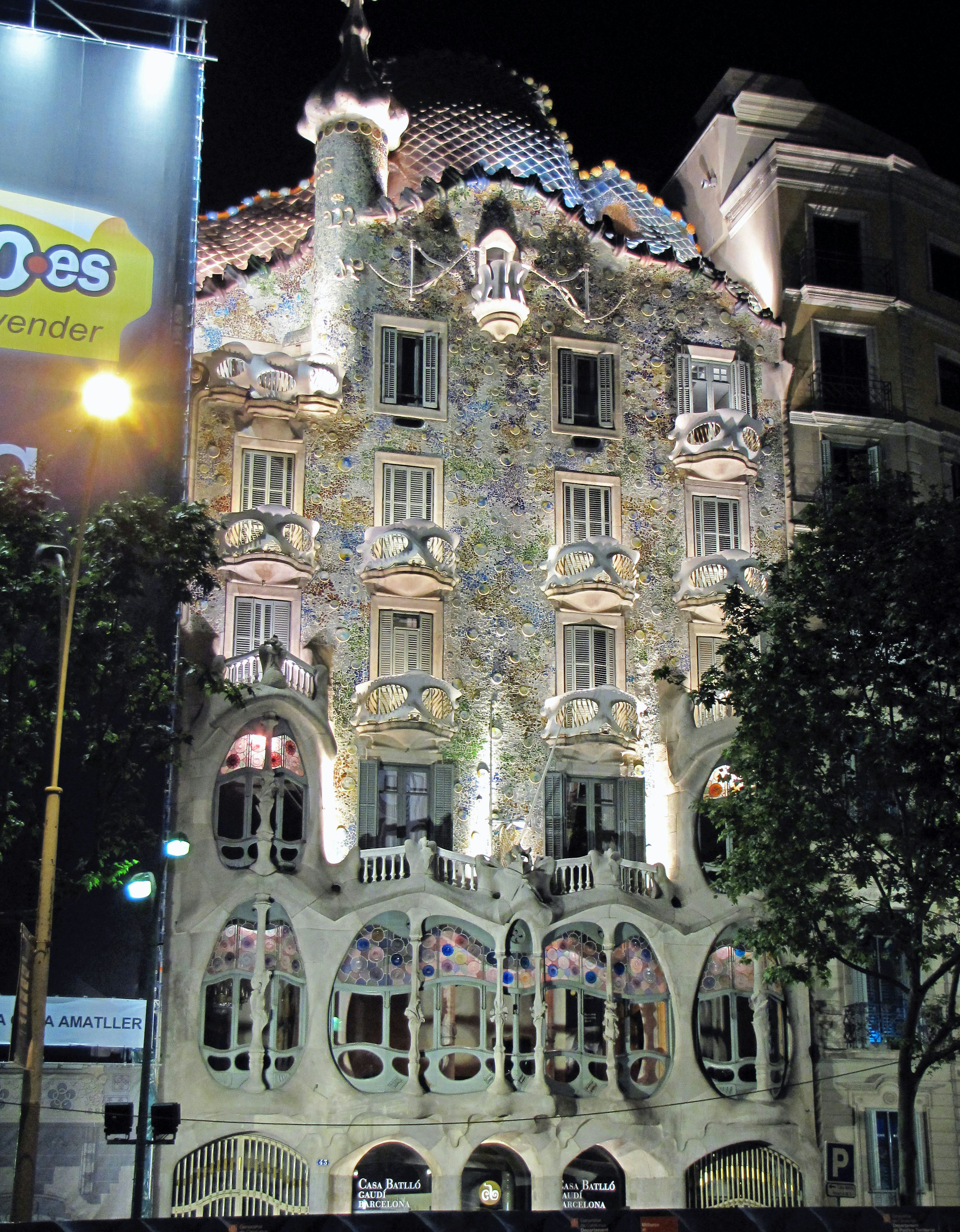 Casa Batlló en Barcelona iluminada por la noche mostrando características arquitectónicas únicas