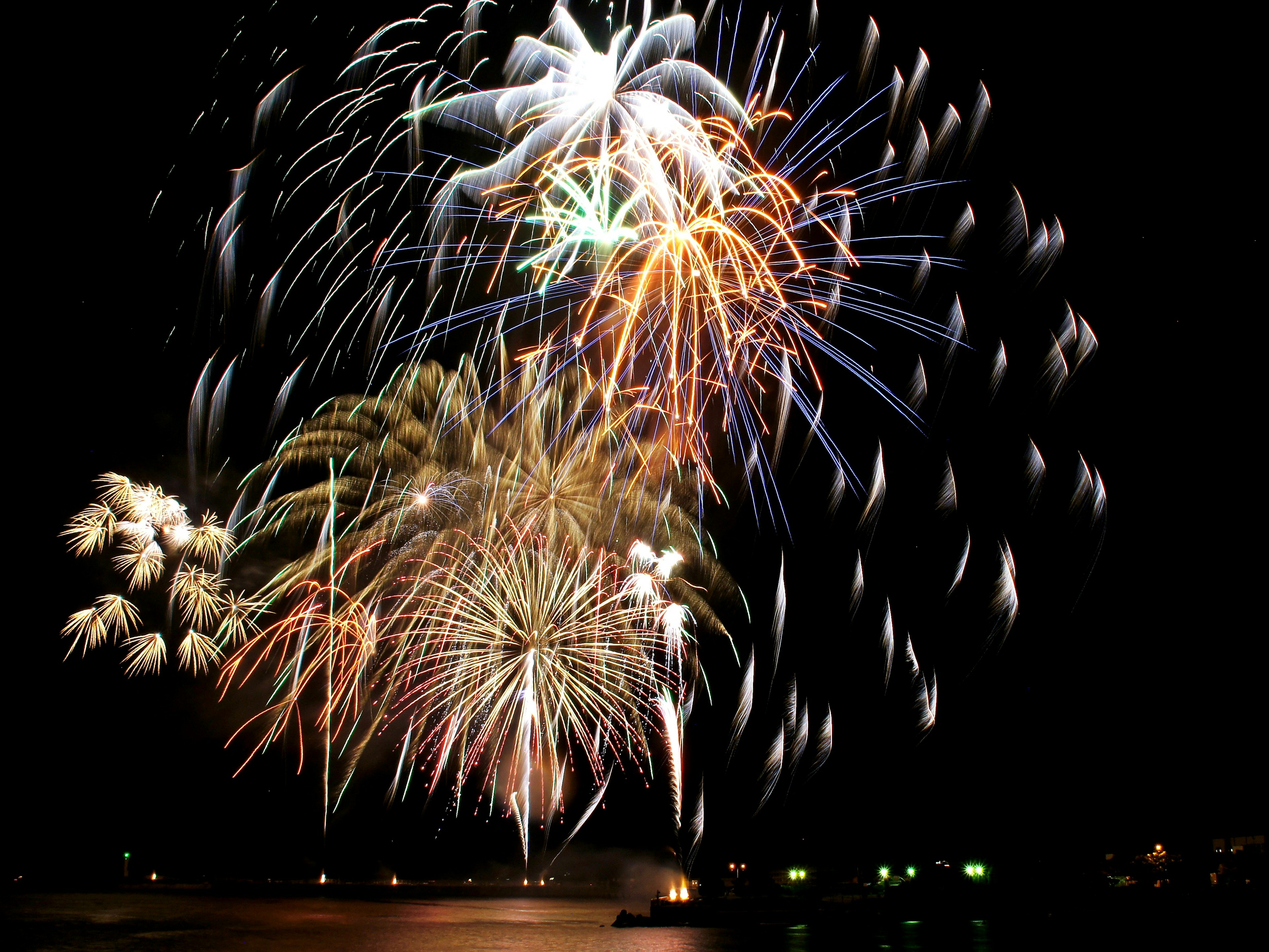 Spettacolo di fuochi d'artificio colorati nel cielo notturno