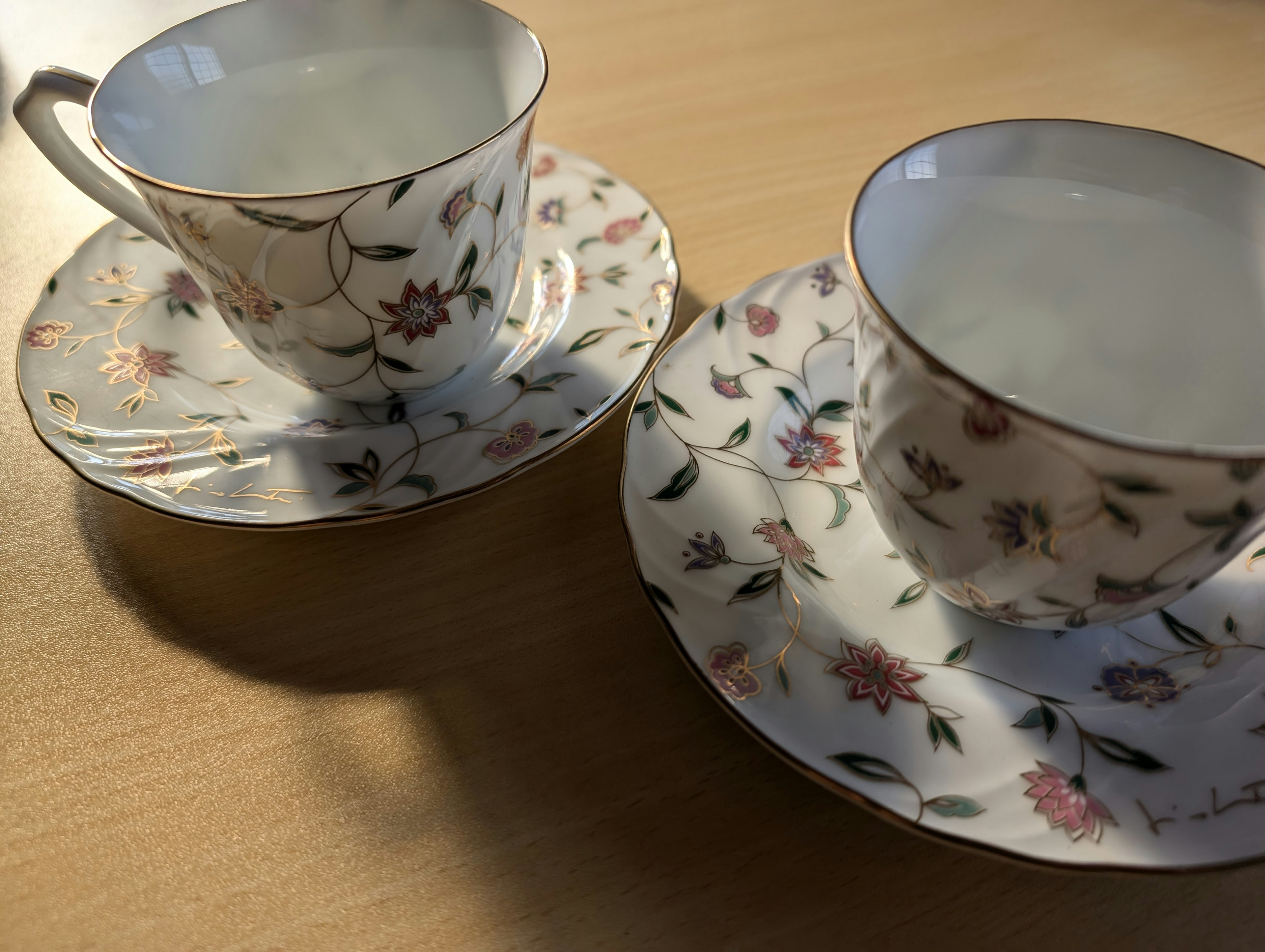 Juego de taza y plato floral