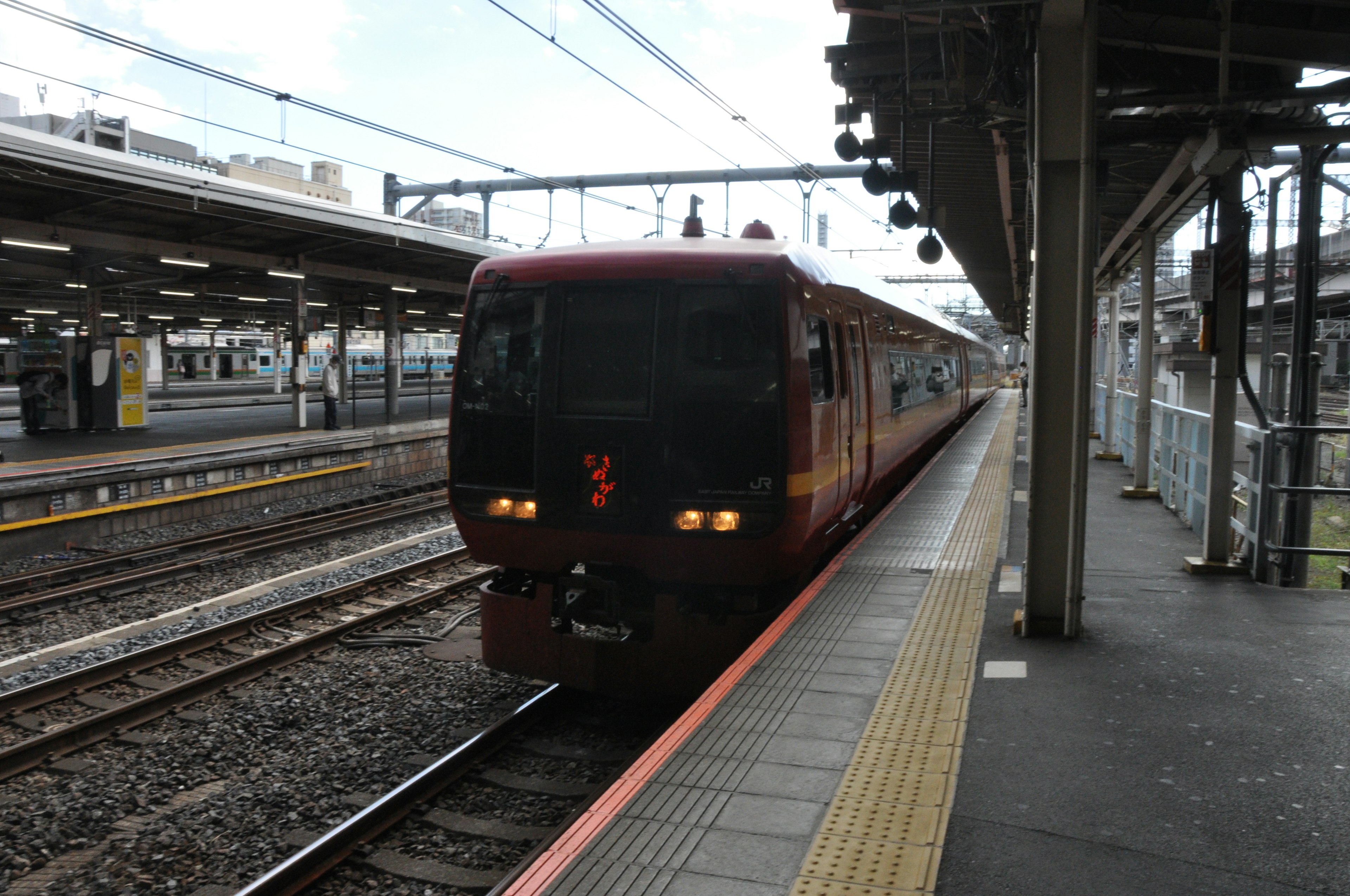 赤い電車が駅に停車中の風景