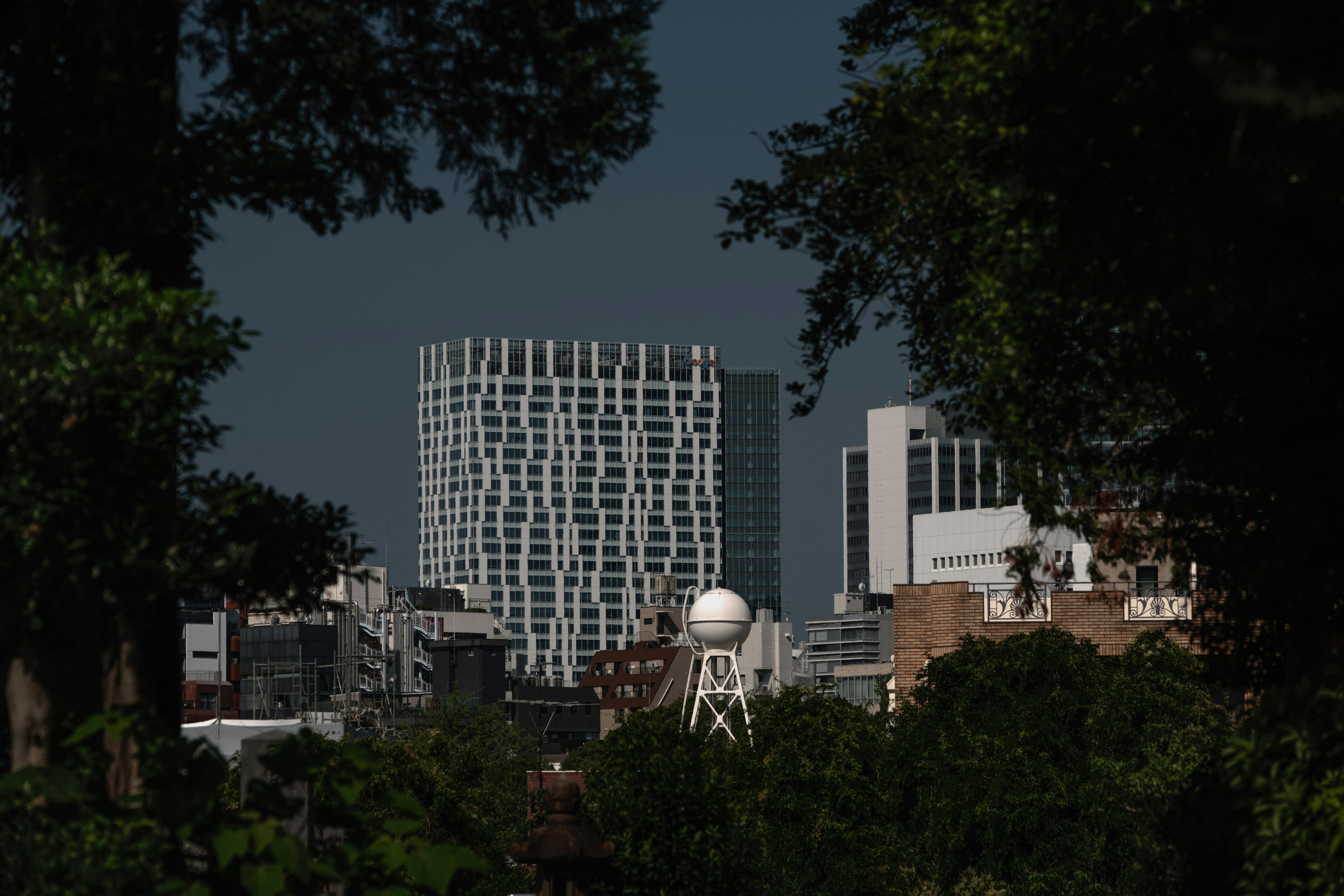 Edificio architettonico unico in un paesaggio urbano circondato da alberi