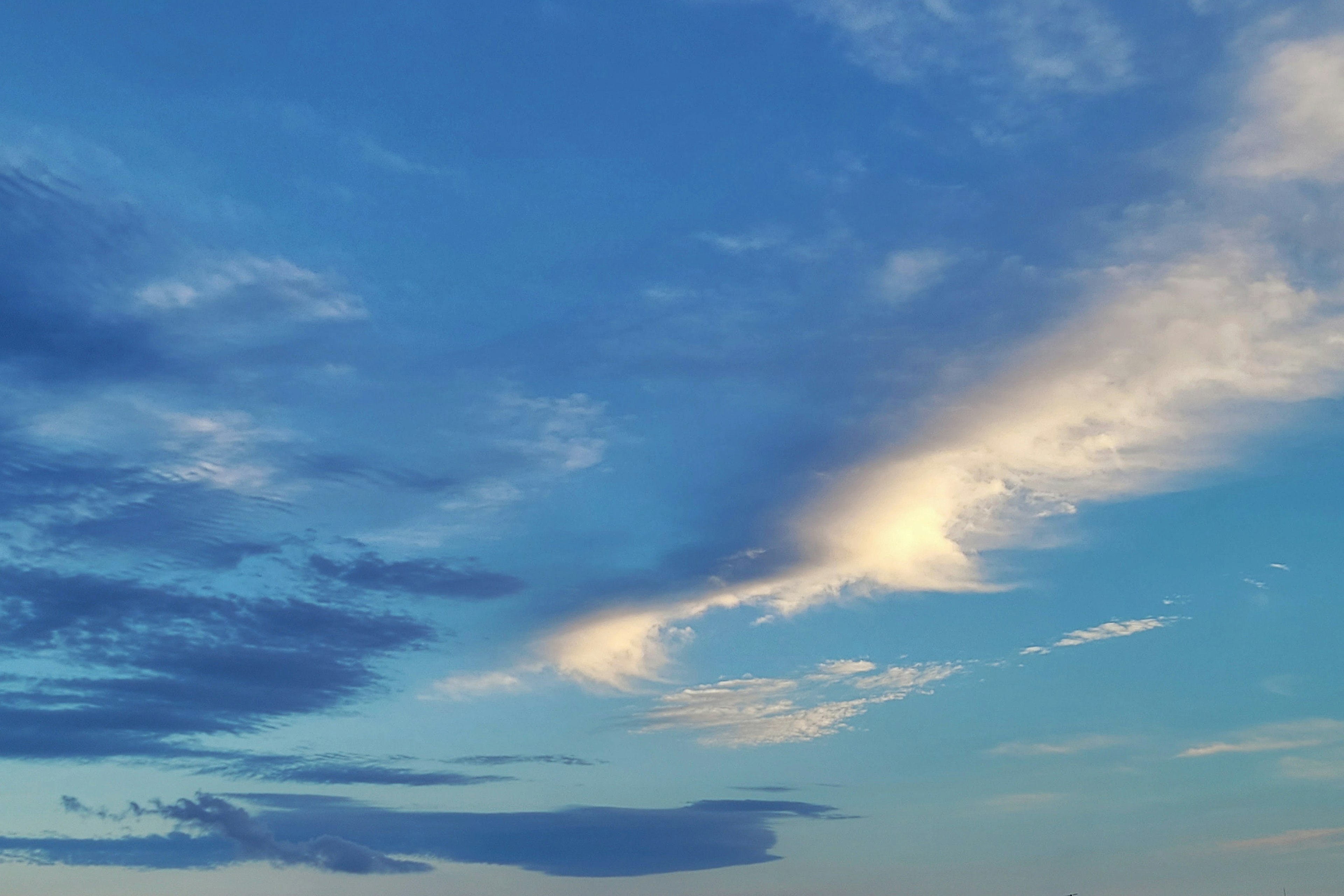 Polanya awan yang indah di langit biru