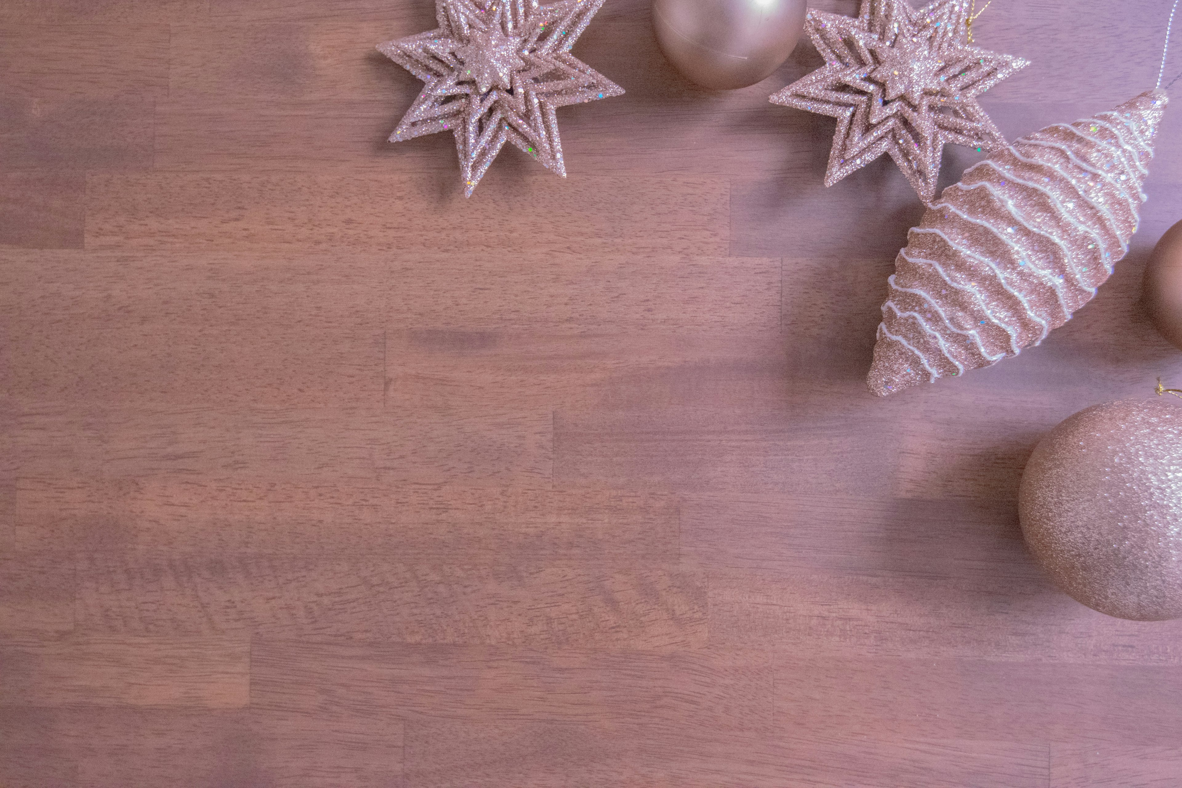 Decoraciones navideñas y adornos dispuestos sobre una mesa de madera