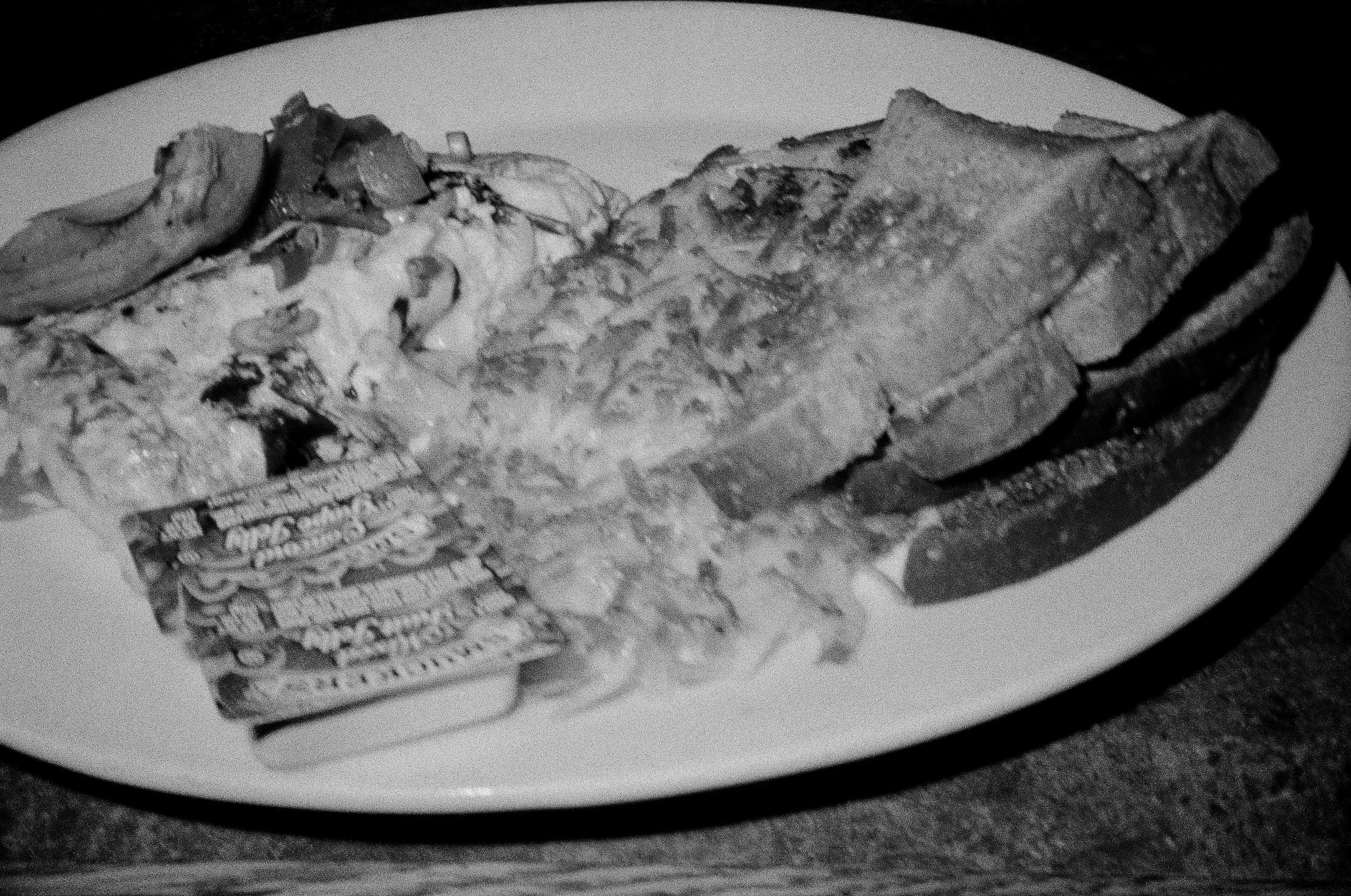 Assiette en noir et blanc avec du pain grillé et un plat d'œufs