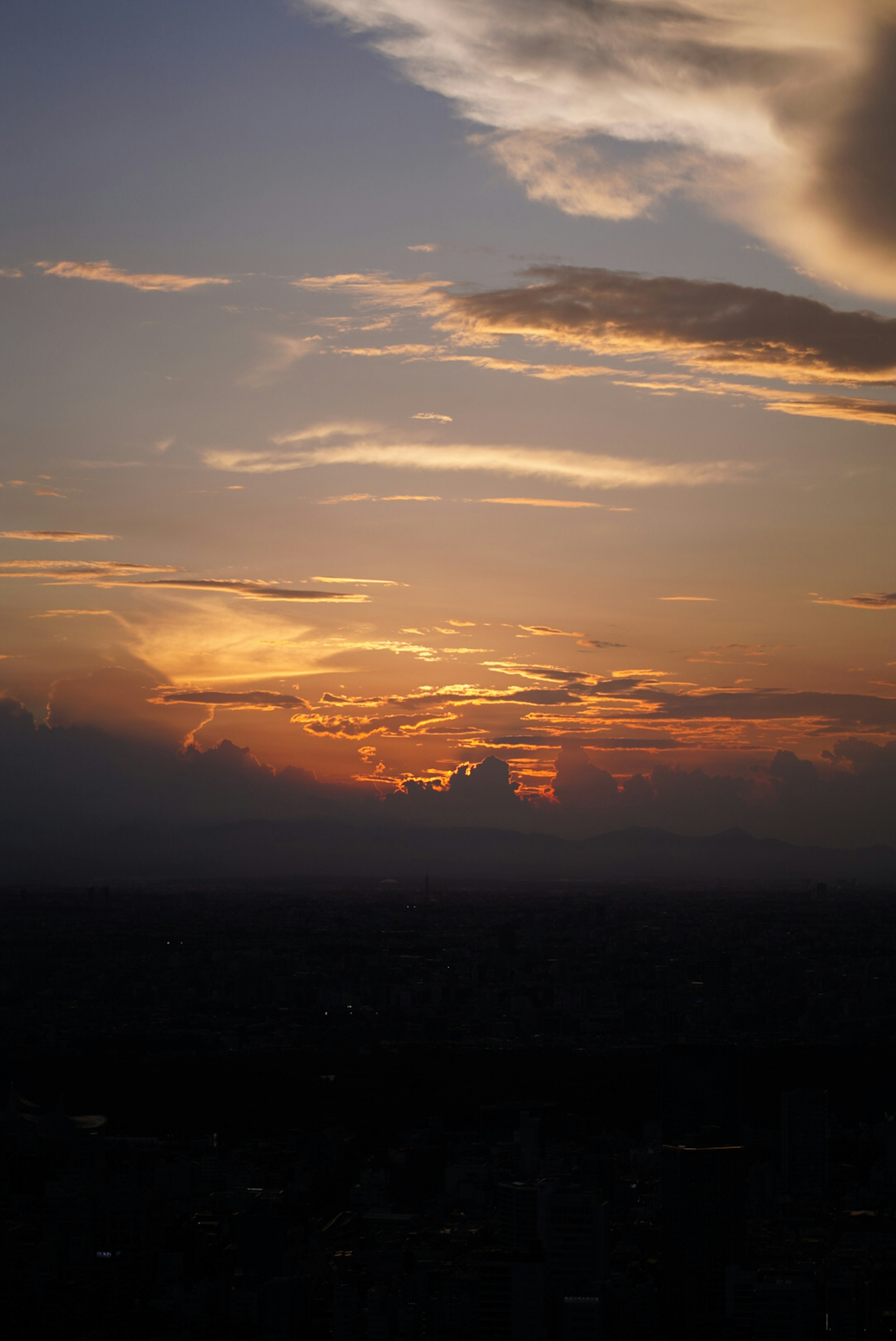 美しい夕焼けの空と雲が広がる風景